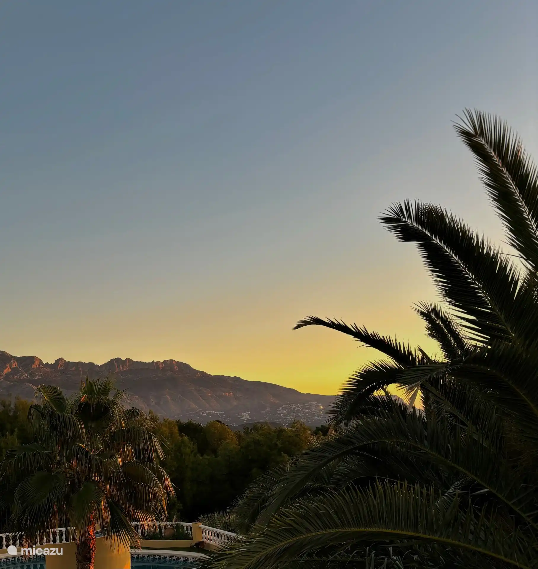 Esta es una vista tan hermosa desde la terraza de la azotea en el Bernia. Especialmente espectacular bajo el sol de la tarde. 