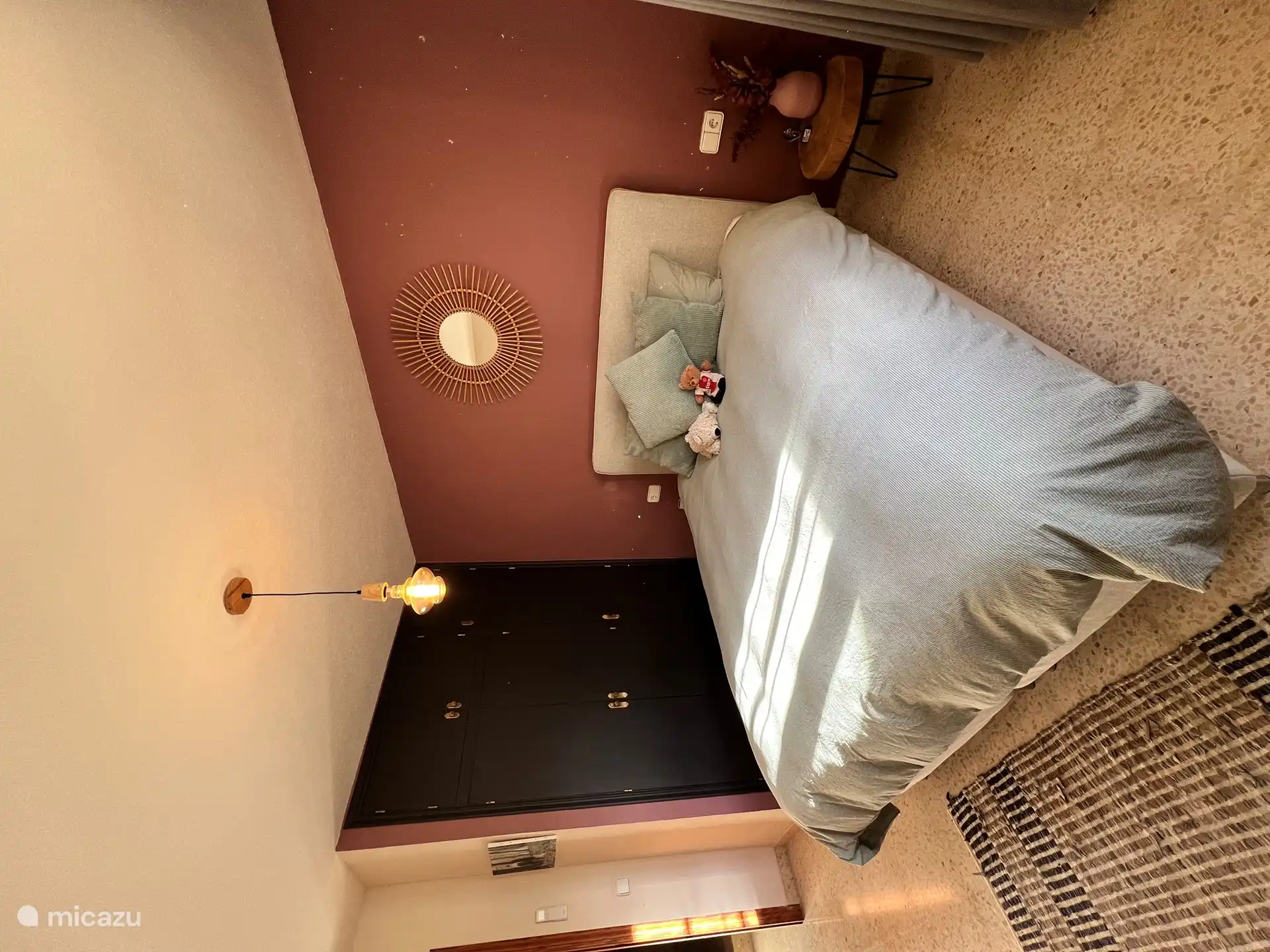 Dormitorio con una cómoda cama de 1,60m, mesitas de noche y un amplio armario empotrado. El aire acondicionado moderno y silencioso garantiza noches maravillosamente frescas y relajantes.