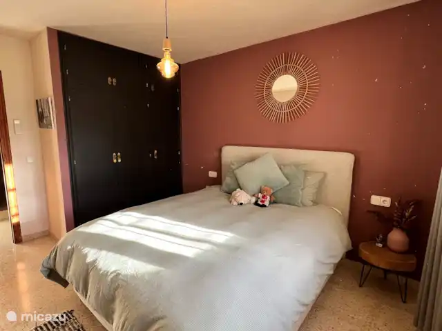 Casa Prima huren in Spanje, Costa Blanca, Alfáz del Pi - appartement Slaapkamer met een comfortabel 1.60m bed, nachtkastjes en een ruime inbouwkast. De moderne, stille airco zorgt voor heerlijk koele en ontspannen nachten.