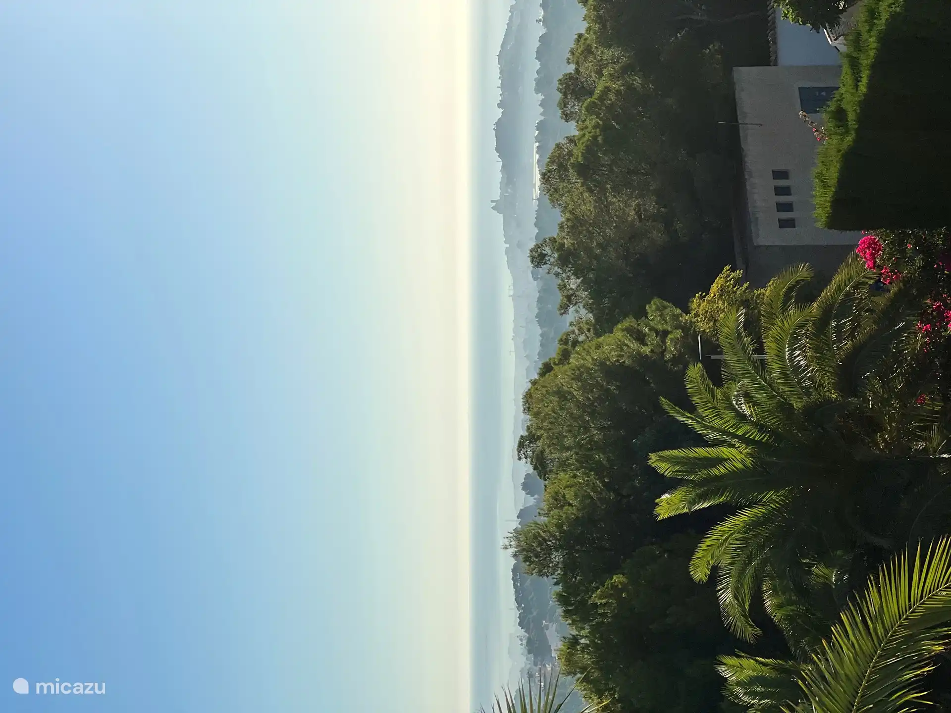 La famosa iglesia de Altea merece sin duda una visita, pero también se puede disfrutar de ella desde la terraza de la azotea. Un espectáculo hermoso, especialmente cuando se ilumina contra el cielo nocturno.