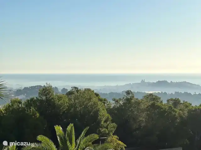 Casa Prima huren in Spanje, Costa Blanca, Alfáz del Pi - appartement Het beroemde kerkje van Altea is absoluut een bezoek waard, maar vanaf het dakterras kun je er ook al van genieten. Een prachtig zicht, zeker wanneer het wordt verlicht tegen de avondhemel.