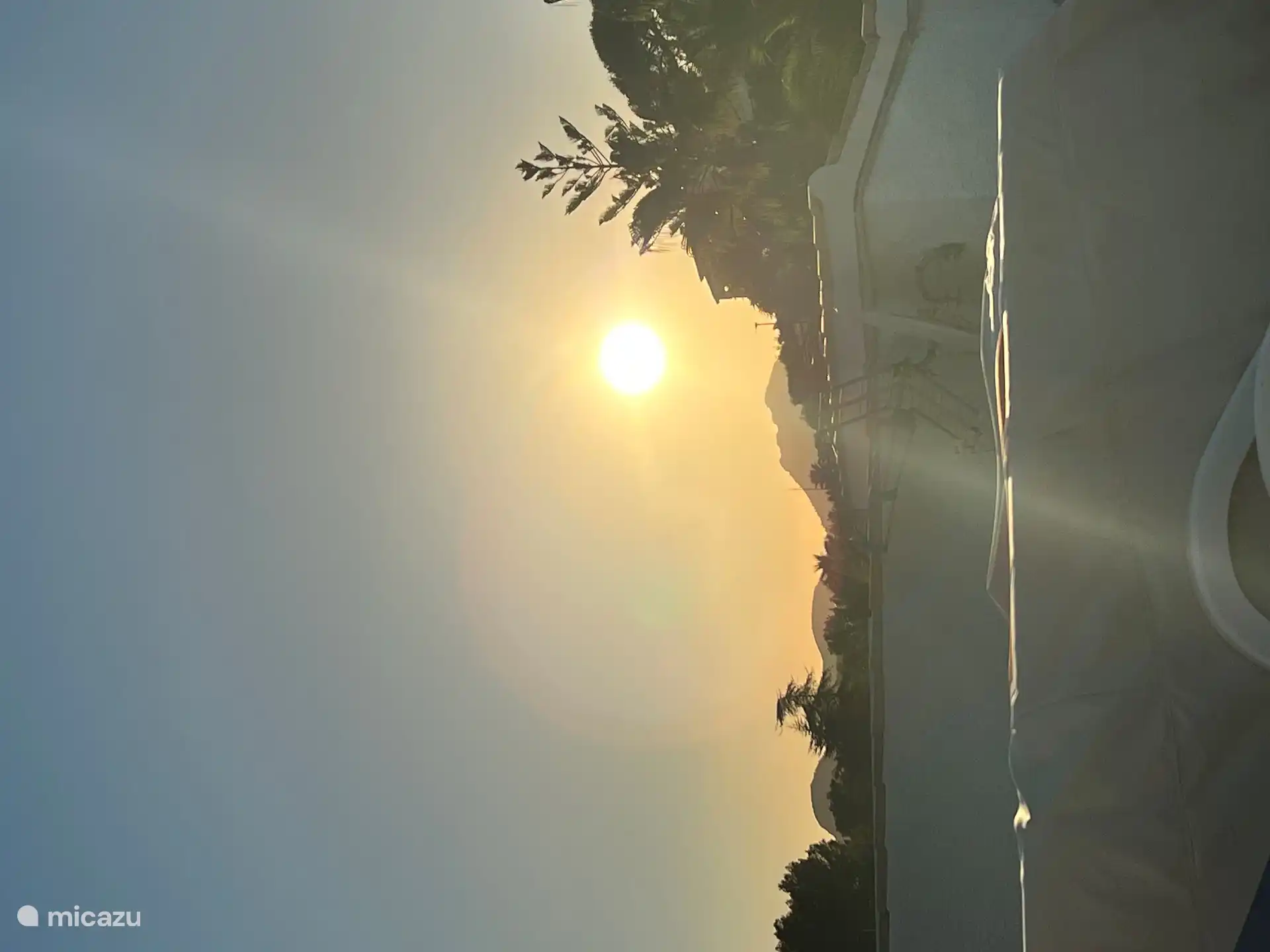 La puesta de sol desde la terraza de la azotea es sin duda nuestro momento y lugar favorito. Con los colores cálidos del sol poniente y la vista que encanta cada vez, es pura magia. ????
