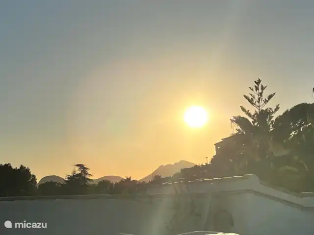 Casa Prima huren in Spanje, Costa Blanca, Alfáz del Pi - appartement De zonsondergang vanaf het dakterras is zonder twijfel onze favoriete moment en plek. Met de warme kleuren van de ondergaande zon en het uitzicht dat elke keer betovert, is het pure magie. ????