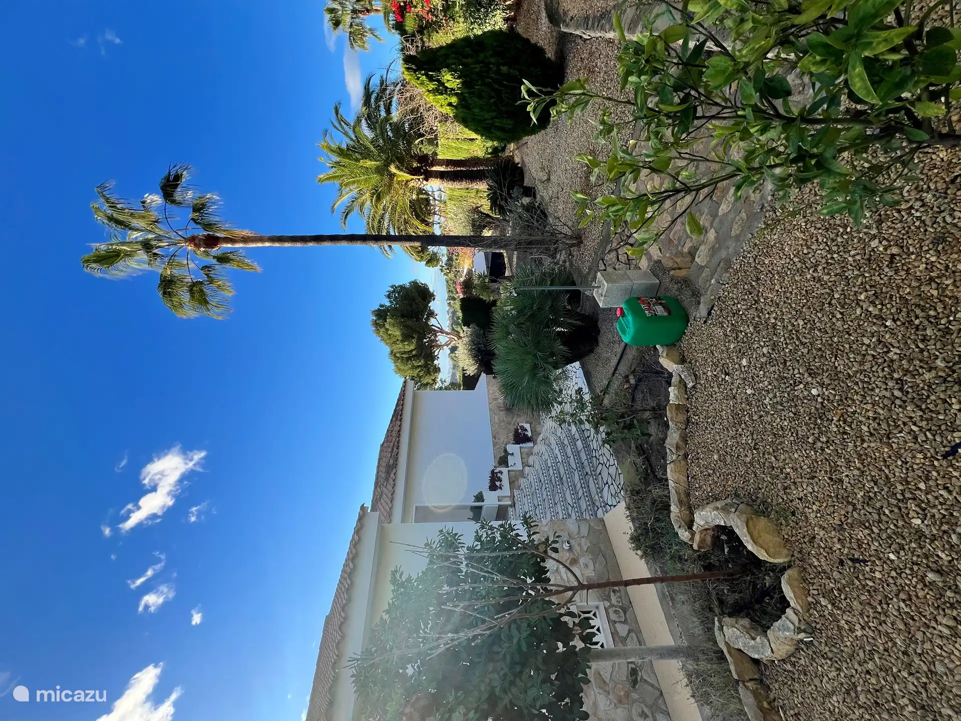 Una vista de la casa y el jardín circundante, un oasis de paz y espacio, donde puede relajarse y disfrutar.