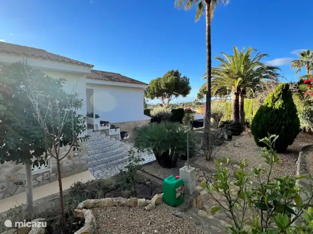 Casa Prima huren in Spanje, Costa Blanca, Alfáz del Pi - appartement Een blik op het huis en de omliggende tuin – een oase van rust en ruimte, waar je heerlijk kunt ontspannen en genieten.