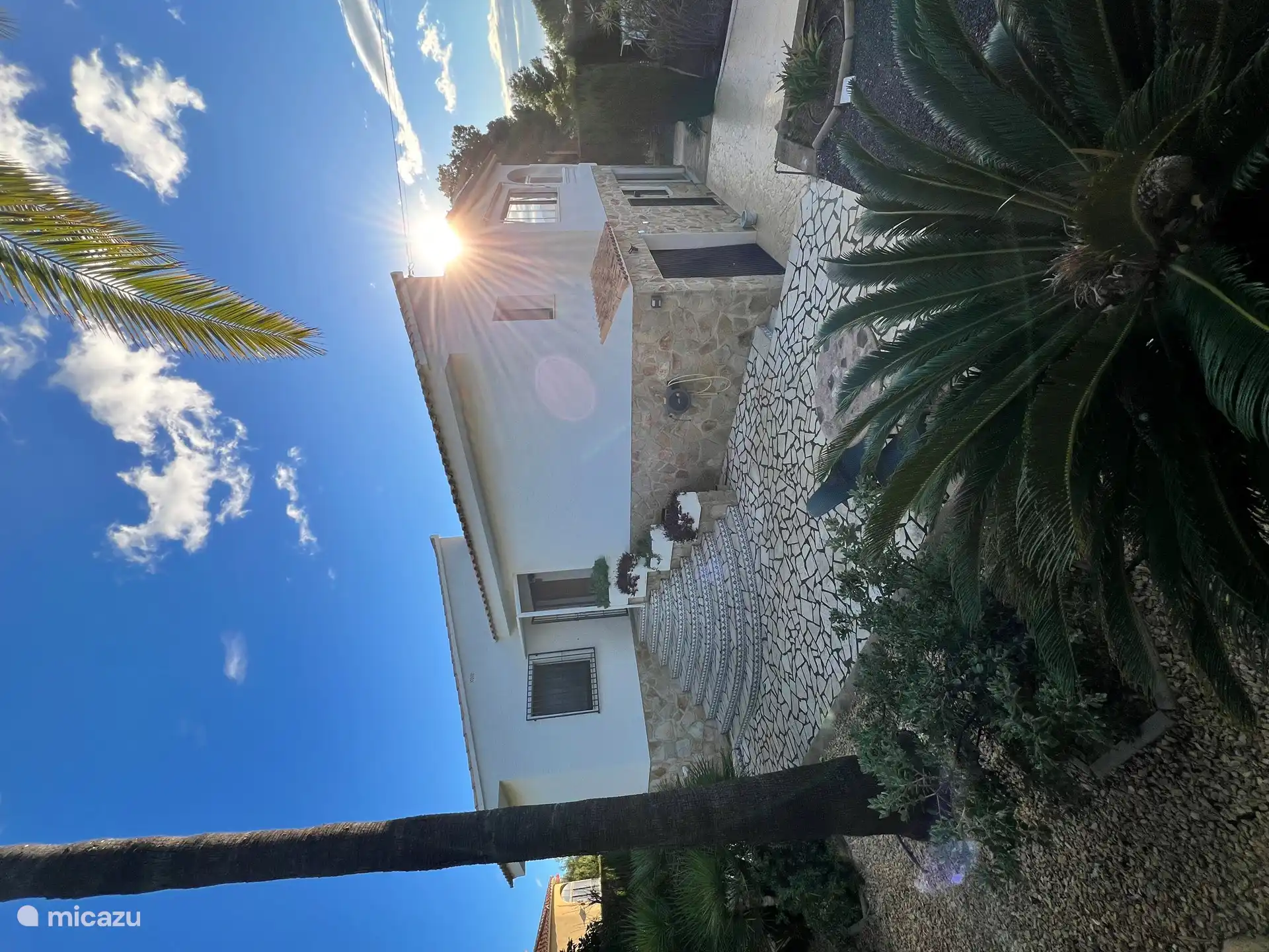 Una primera vista de la casa y el jardín circundante, un oasis de paz y espacio, donde puede relajarse y disfrutar.