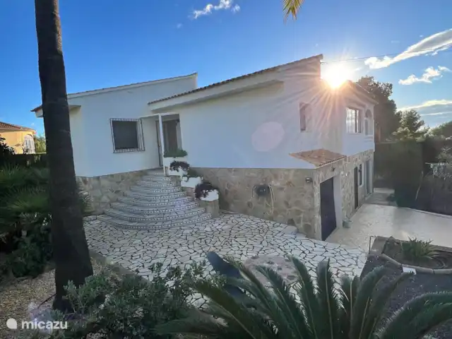 Casa Prima huren in Spanje, Costa Blanca, Alfáz del Pi - appartement Een eerste blik op het huis en de omliggende tuin – een oase van rust en ruimte, waar je heerlijk kunt ontspannen en genieten.
