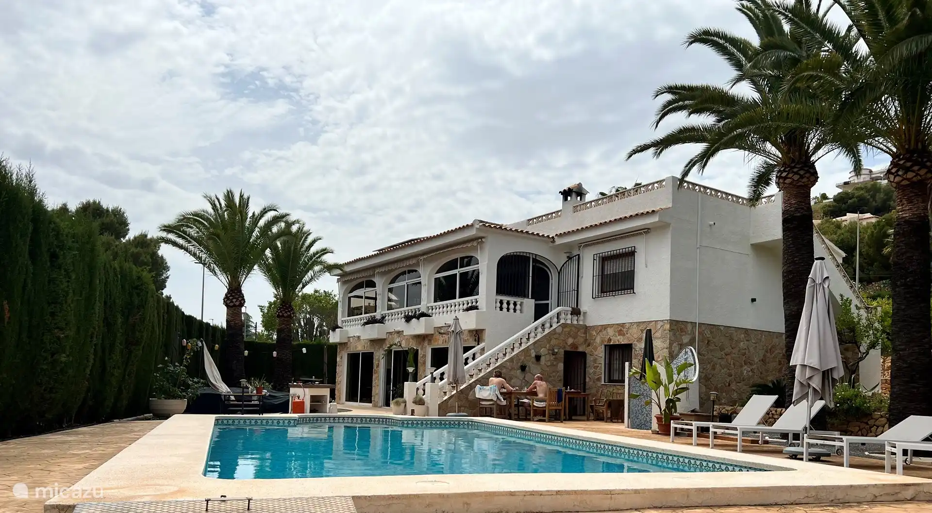 ¡Solo un poco más! ¡Imaginar que estás acostado junto a esta piscina!