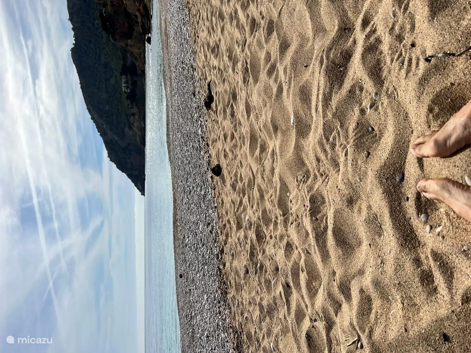 Con los pies en la arena (y un poco de cantos rodados) en la playa del Albir. 