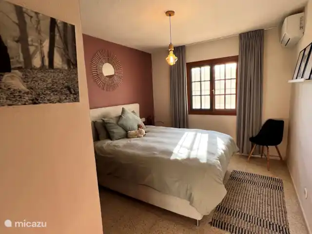 Casa Prima huren in Spanje, Costa Blanca, Alfáz del Pi - appartement De slaapkamer, met een comfortabel 1.60m bed, gezien vanuit een andere hoek. De grijze verduisterende gordijnen zorgen voor een goede nachtrust.
