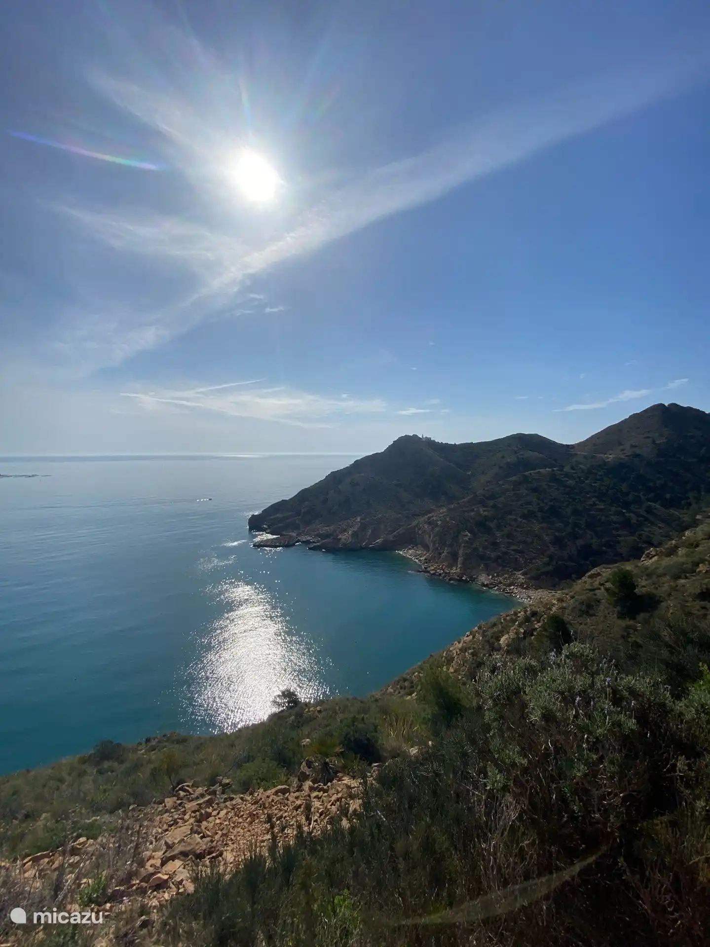 Si te gusta caminar, se trata de un precioso paseo por la costa y por el Parque Natural de la Serra Gelada hasta el faro del Albir.