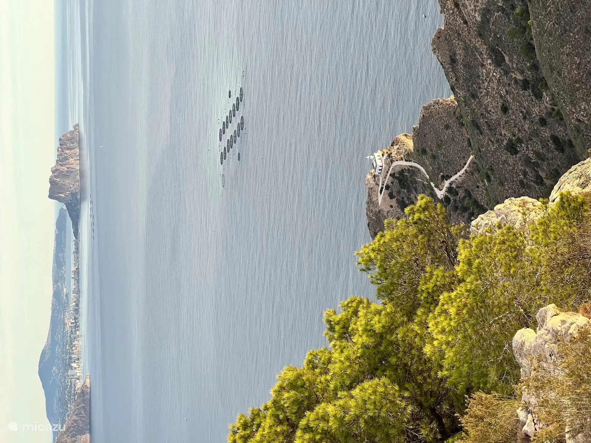 Para los excursionistas más aventureros, también puedes hacer la caminata de 4 horas a Benidorm a través de este parque, a lo largo de impresionantes acantilados y una hermosa naturaleza. 