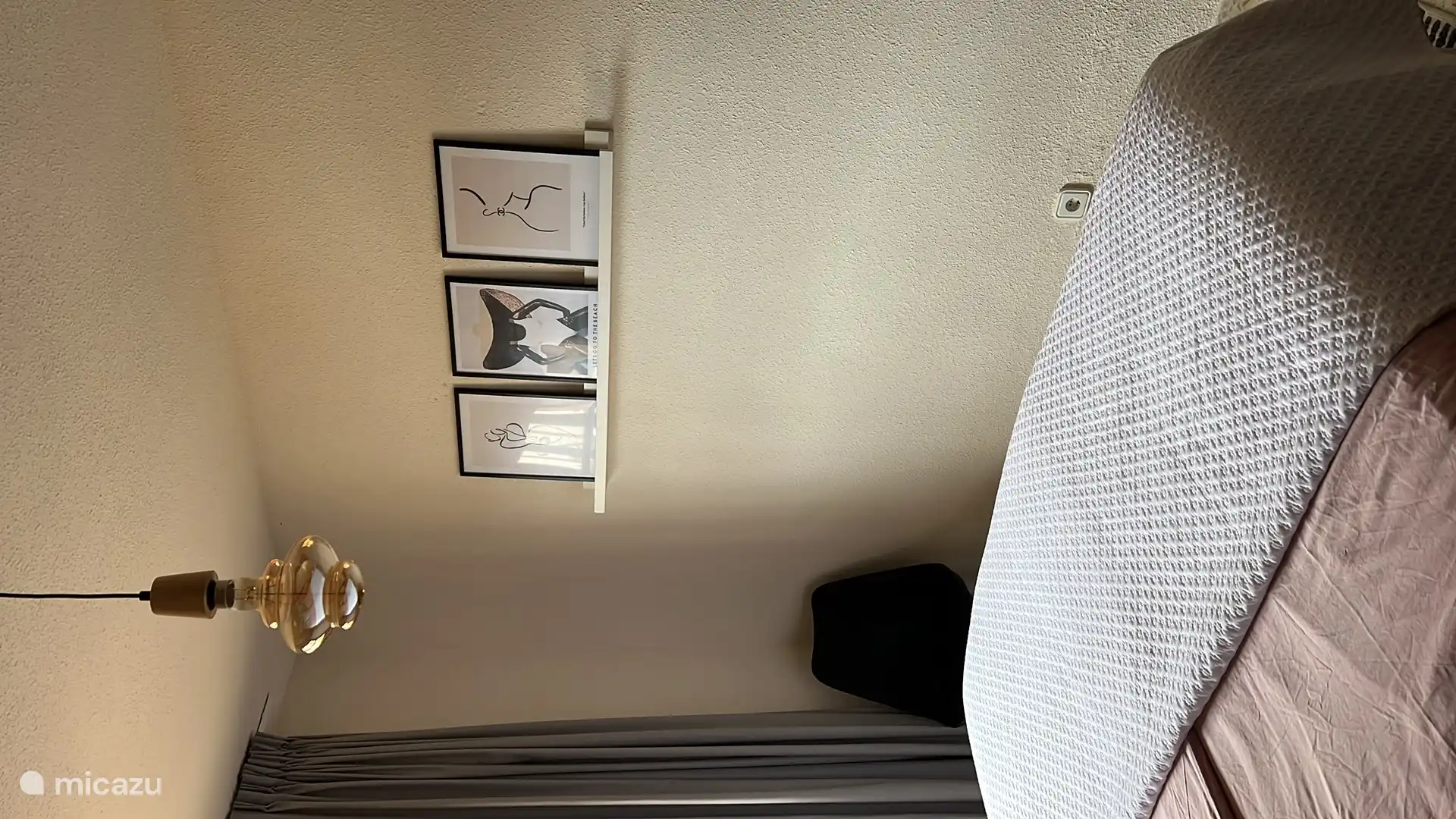 El dormitorio rezuma tranquilidad a través de colores suaves y una decoración minimalista, perfecta para noches relajantes.