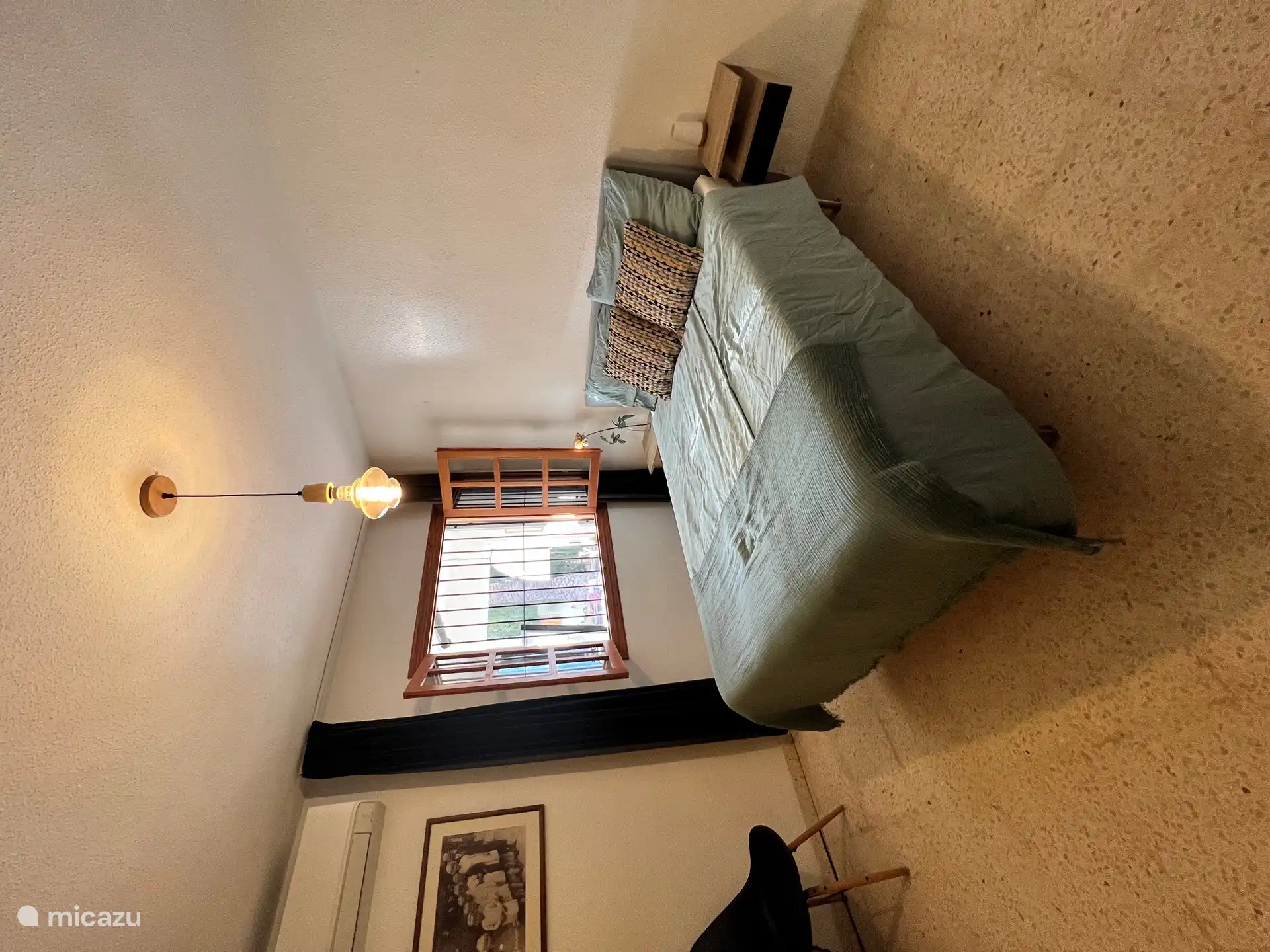 Dormitorio con una cómoda cama de 1,40m, mesitas de noche y un amplio armario empotrado. El aire acondicionado moderno y silencioso garantiza noches maravillosamente frescas y relajantes.
