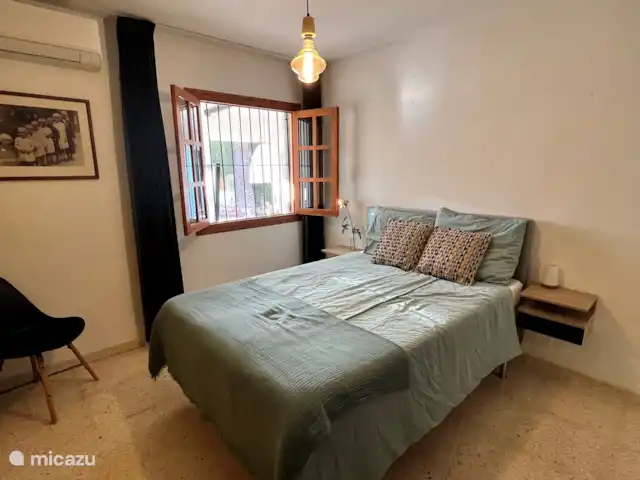 Casa Prima huren in Spanje, Costa Blanca, Alfáz del Pi - appartement Slaapkamer met een comfortabel 1.40m bed, nachtkastjes en een ruime inbouwkast. De moderne, stille airco zorgt voor heerlijk koele en ontspannen nachten.