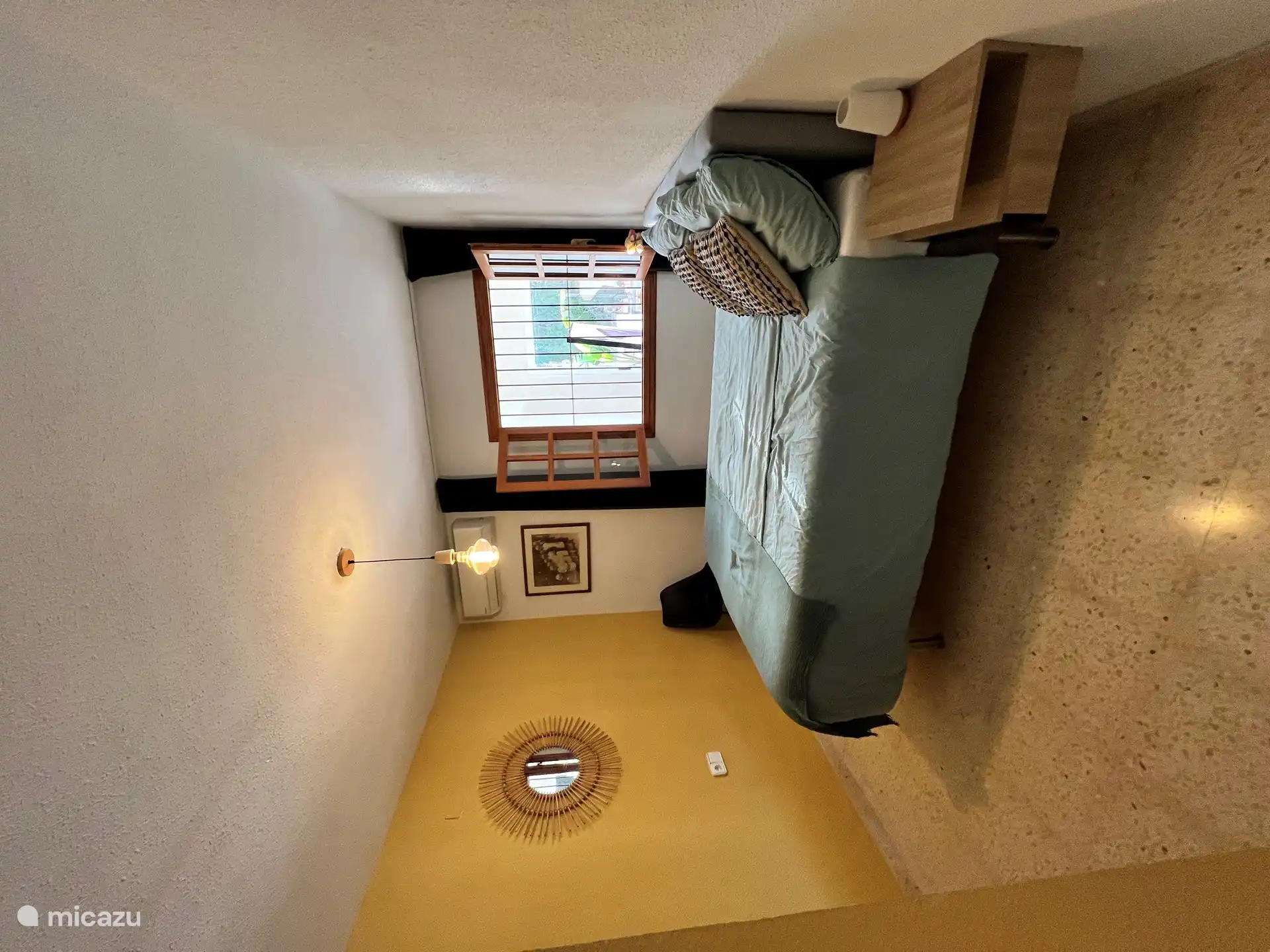 Dormitorio con una cómoda cama de 1,40m, mesitas de noche y un amplio armario empotrado. 
