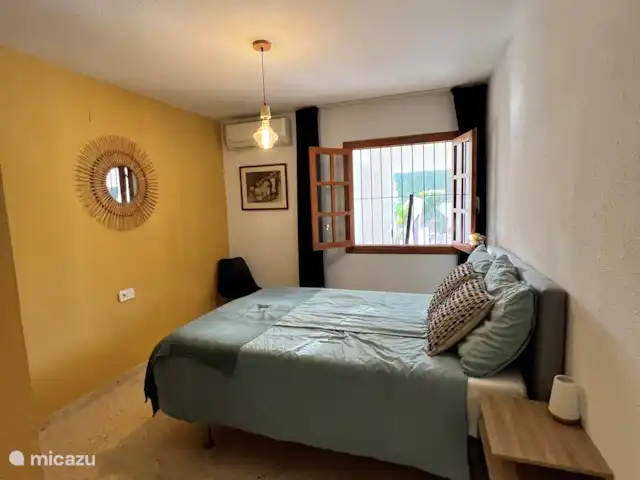Casa Prima huren in Spanje, Costa Blanca, Alfáz del Pi - appartement Slaapkamer met een comfortabel 1.40m bed, nachtkastjes en een ruime inbouwkast.