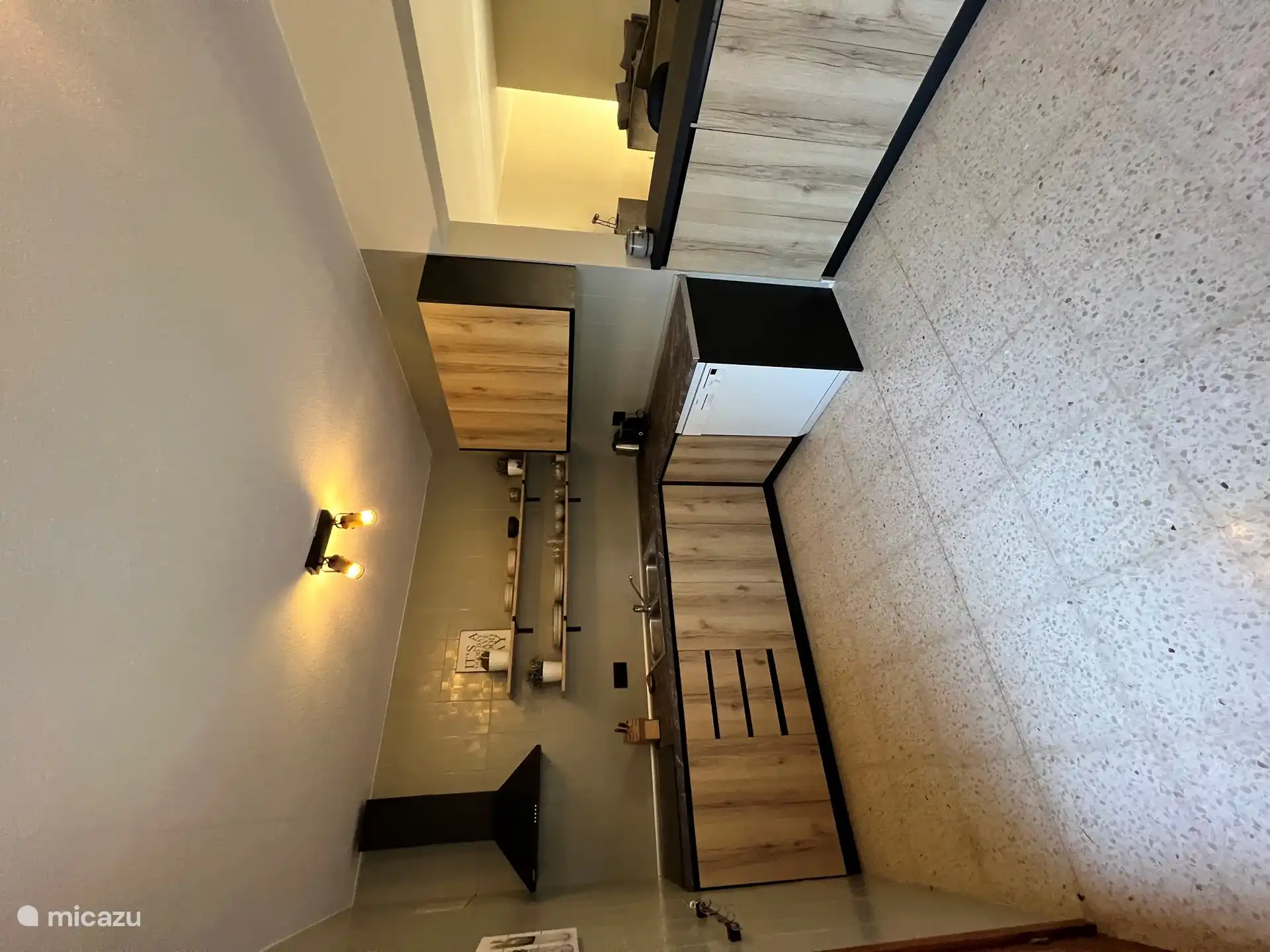 Una cocina abierta con lavavajillas, nevera grande, congelador y horno. Disfrute de una taza de café recién hecho en su propio bar gracias a la lujosa máquina de café en grano: ¡un maravilloso comienzo para su día!