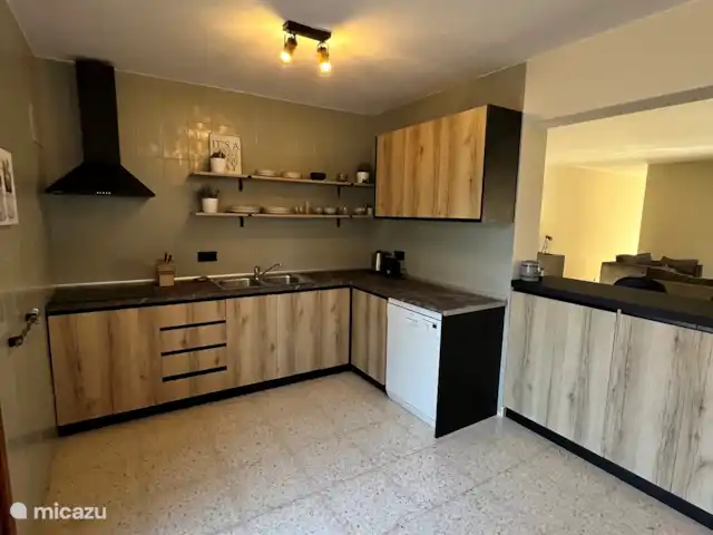 Casa Prima huren in Spanje, Costa Blanca, Alfáz del Pi - appartement Een open keuken met vaatwasser, grote koelkast, vriezer en oven. Geniet van een verse kop koffie aan je eigen bar dankzij de luxe bonen koffiemachine – een heerlijke start van je dag!