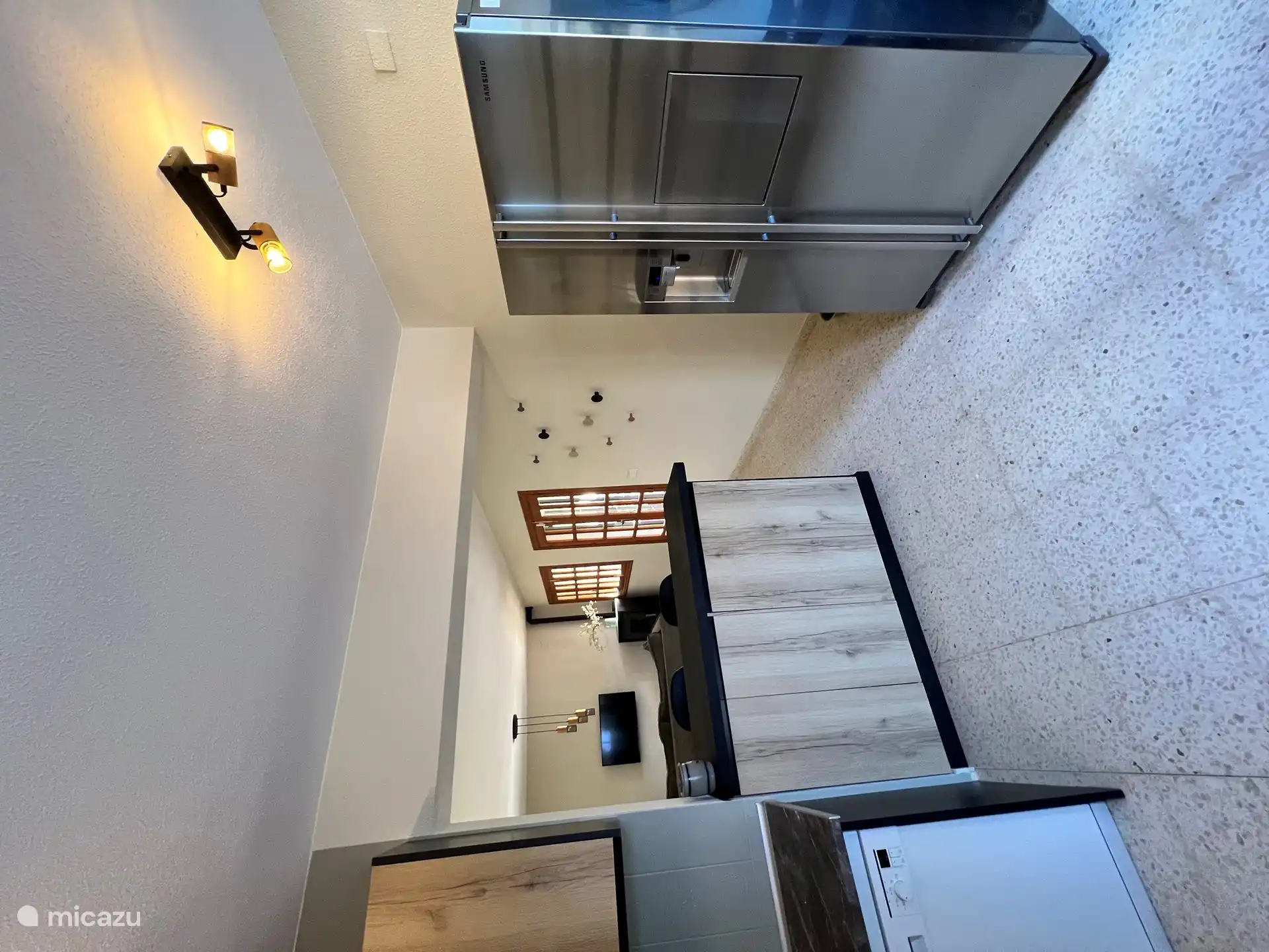 Una cocina abierta con lavavajillas, nevera grande, congelador y horno. Disfrute de una taza de café recién hecho en su propio bar gracias a la lujosa máquina de café en grano: ¡un maravilloso comienzo para su día!