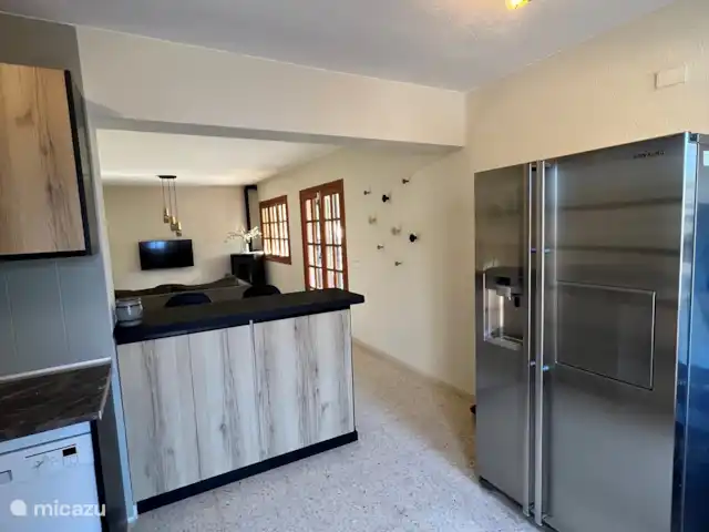 Casa Prima huren in Spanje, Costa Blanca, Alfáz del Pi - appartement Een open keuken met vaatwasser, grote koelkast, vriezer en oven. Geniet van een verse kop koffie aan je eigen bar dankzij de luxe bonen koffiemachine – een heerlijke start van je dag!