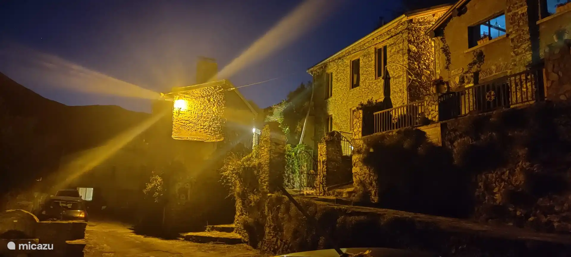 Das Mountain Village House bei Nacht