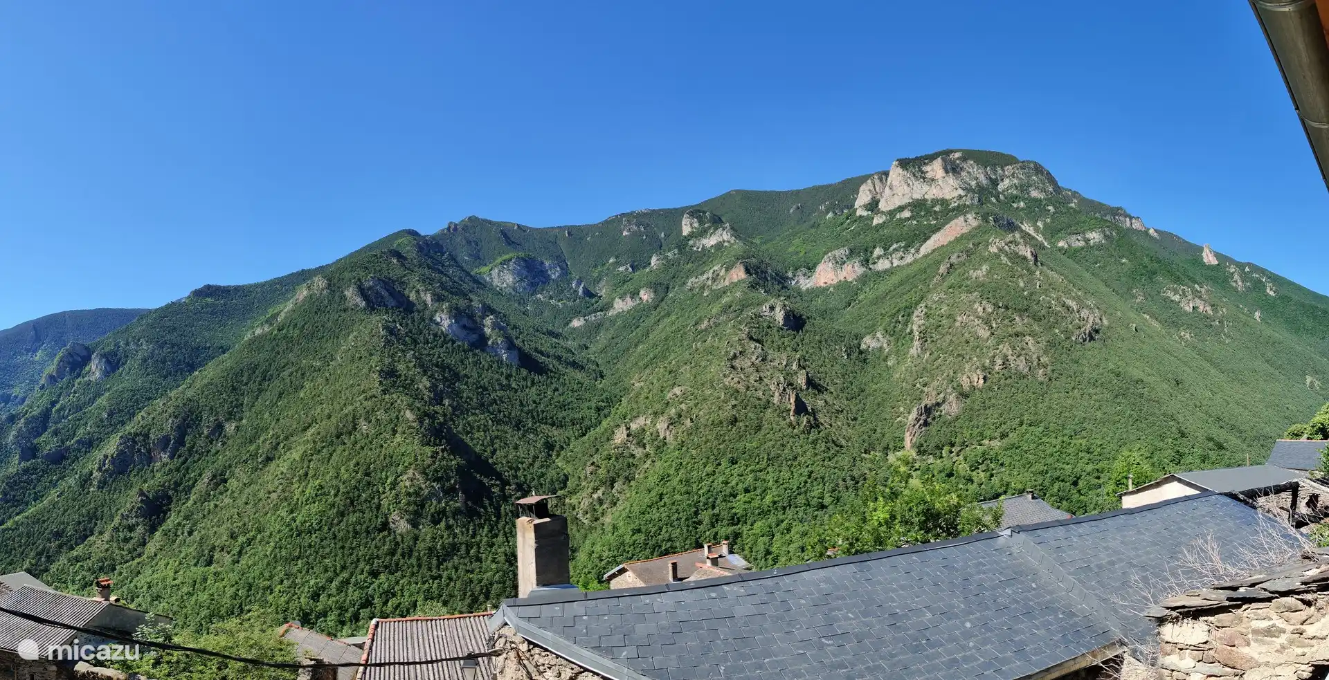 Der Blick über das Tal und den Mont Coronat