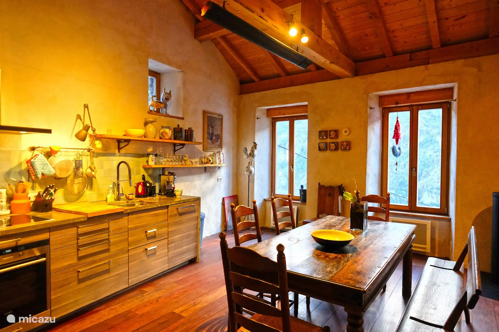 Die offene Küche und das Wohnzimmer