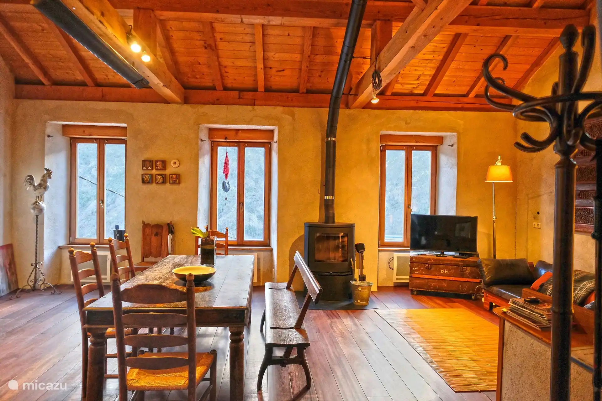 Das Wohnzimmer mit fantastischem Blick auf das Tal und den Mont Coronat