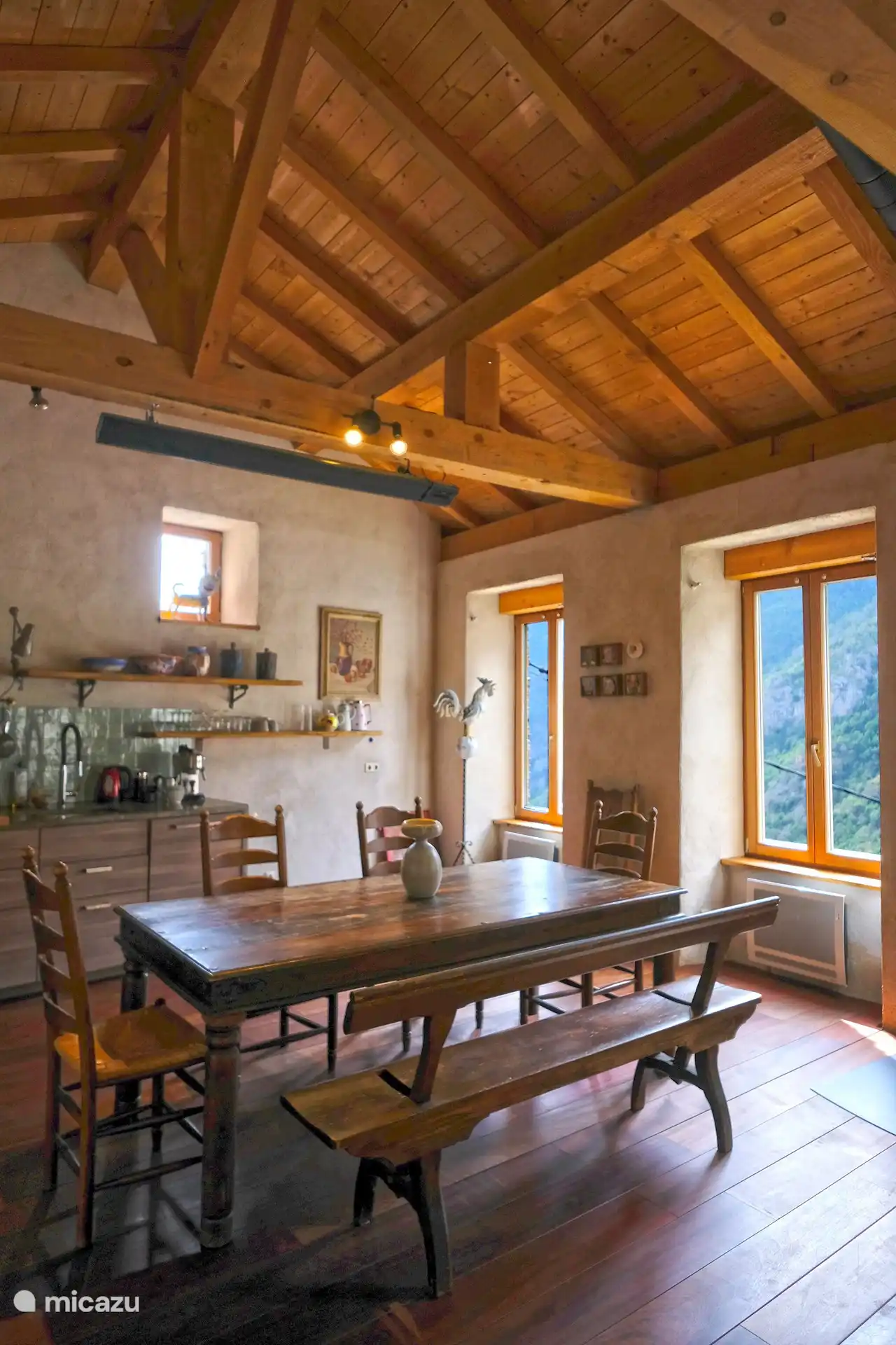 Das große offene Wohnzimmer und die Küche mit fantastischem Blick auf die Berge