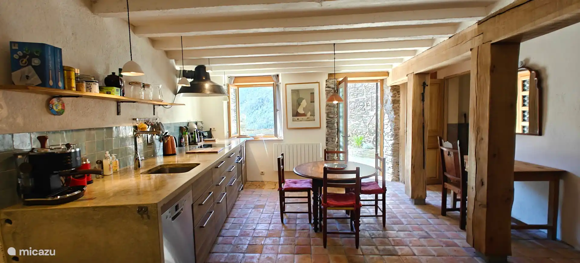 Cocina y comedor con acceso a la terraza privada