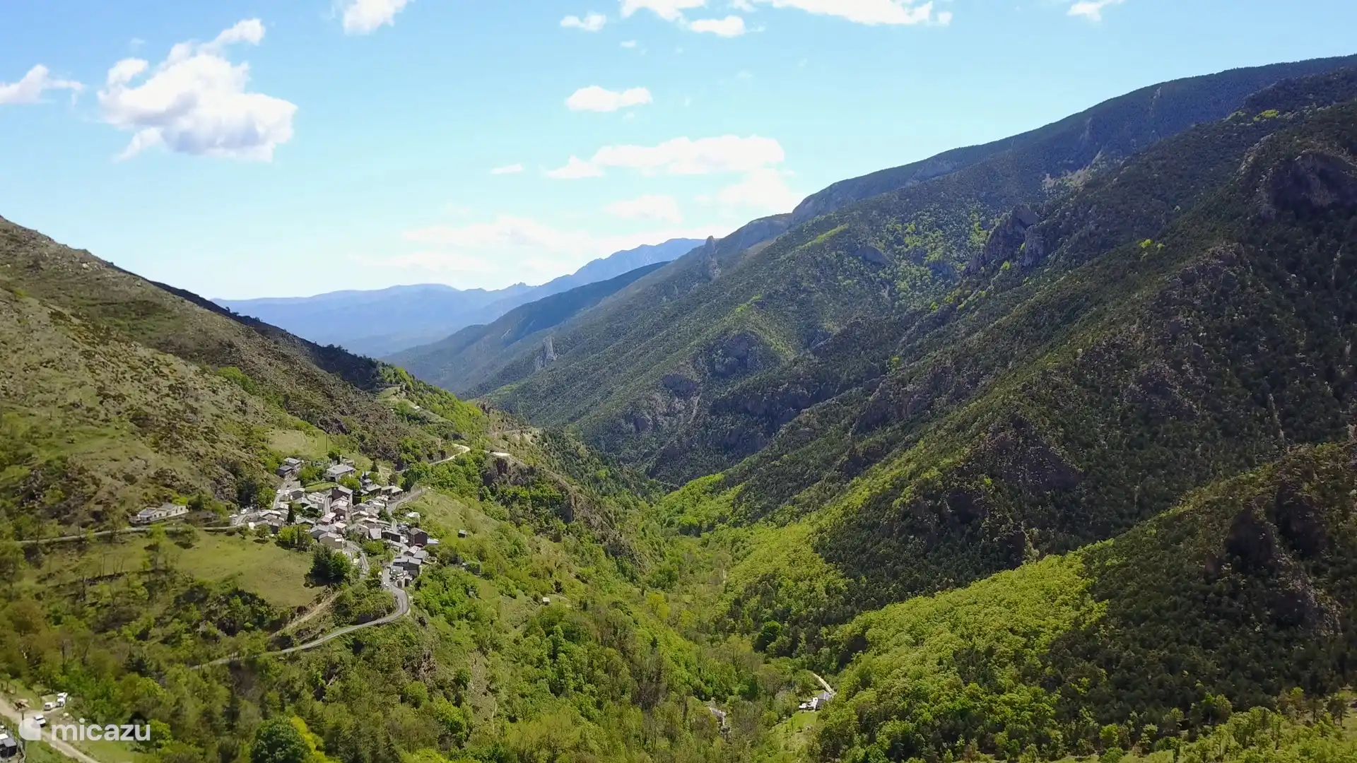 Nohèdes met op de achtergrond de Canigou (2.974m)