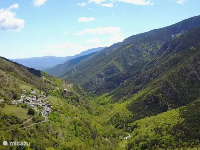 The Mountain Village Studio Nohèdes huren in Frankrijk, Pyrénées-Orientales, Nohèdes - studio Nohèdes met op de achtergrond de Canigou (2.974m)