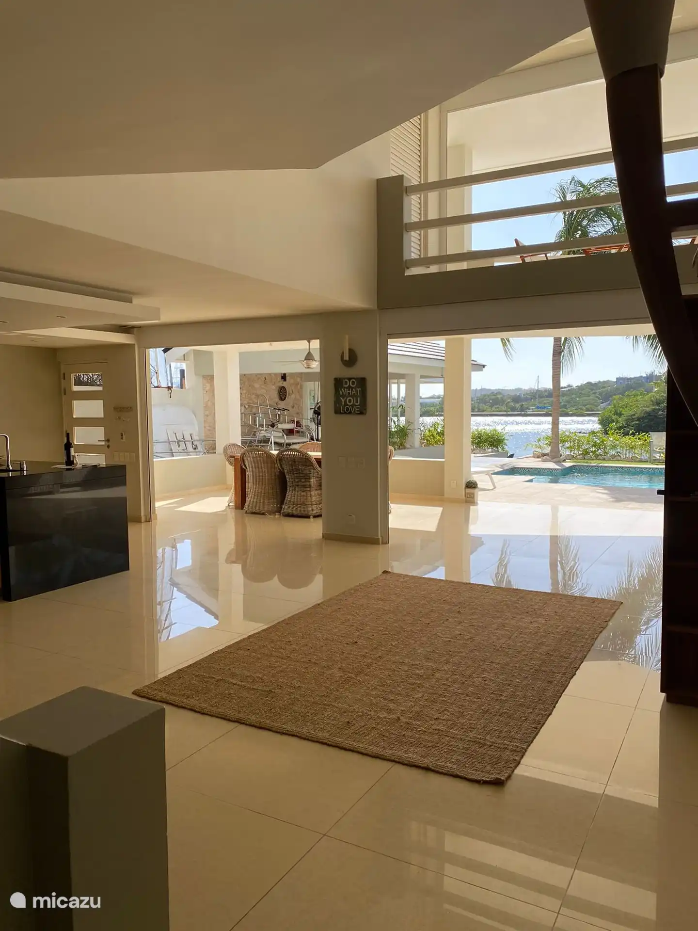 Onze villa is geheel open en is af te sluiten door 4 electrische rolluiken te laten zakken.