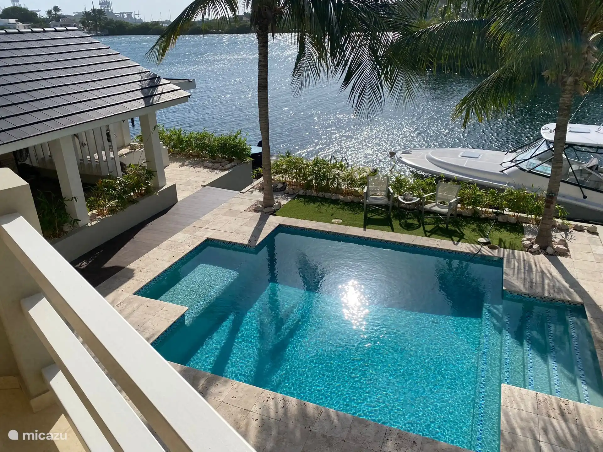 Uitzicht vanuit het balkon bij de slaapkamers.