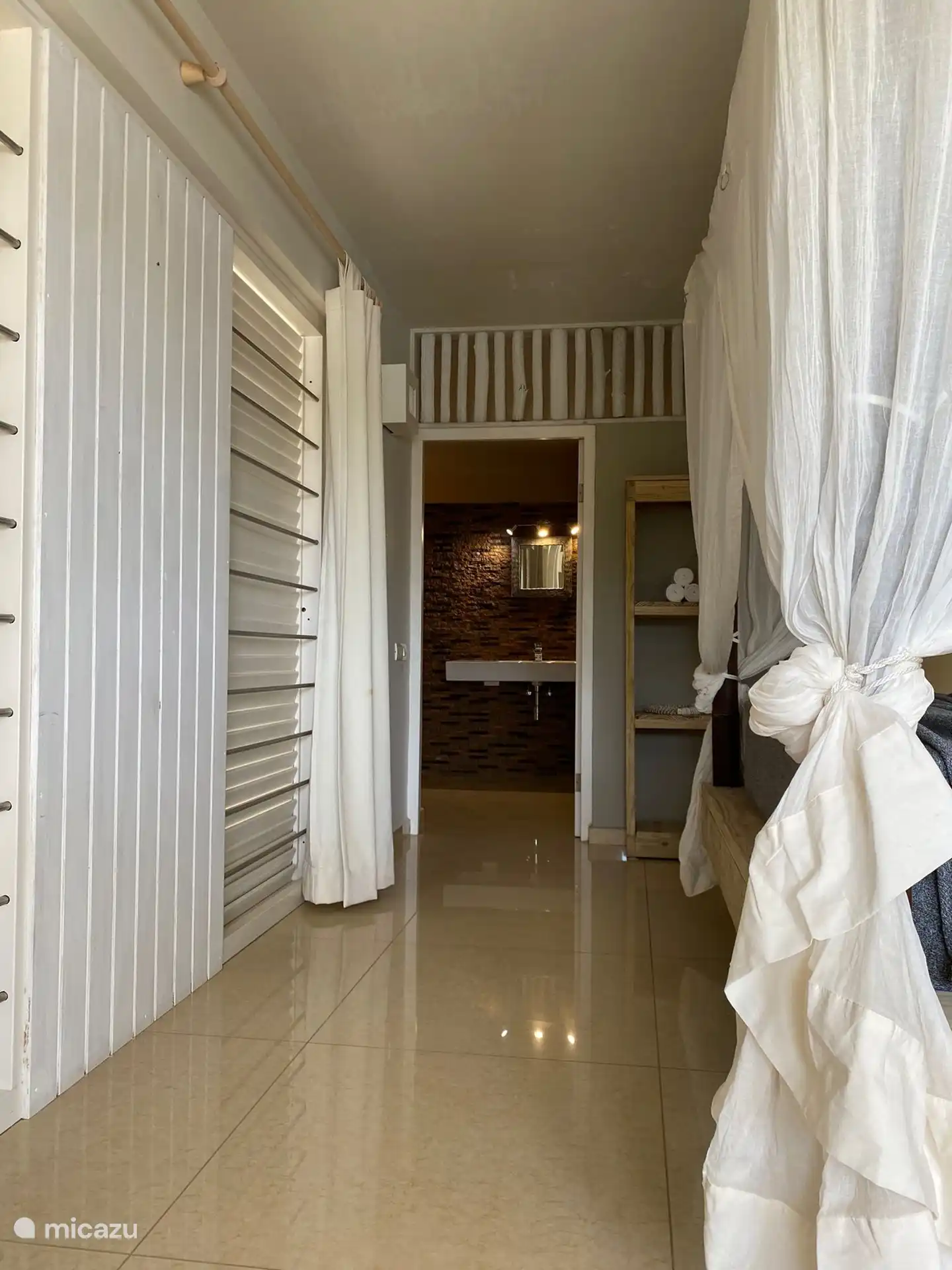 doorloop van slaapkamer naar badkamer