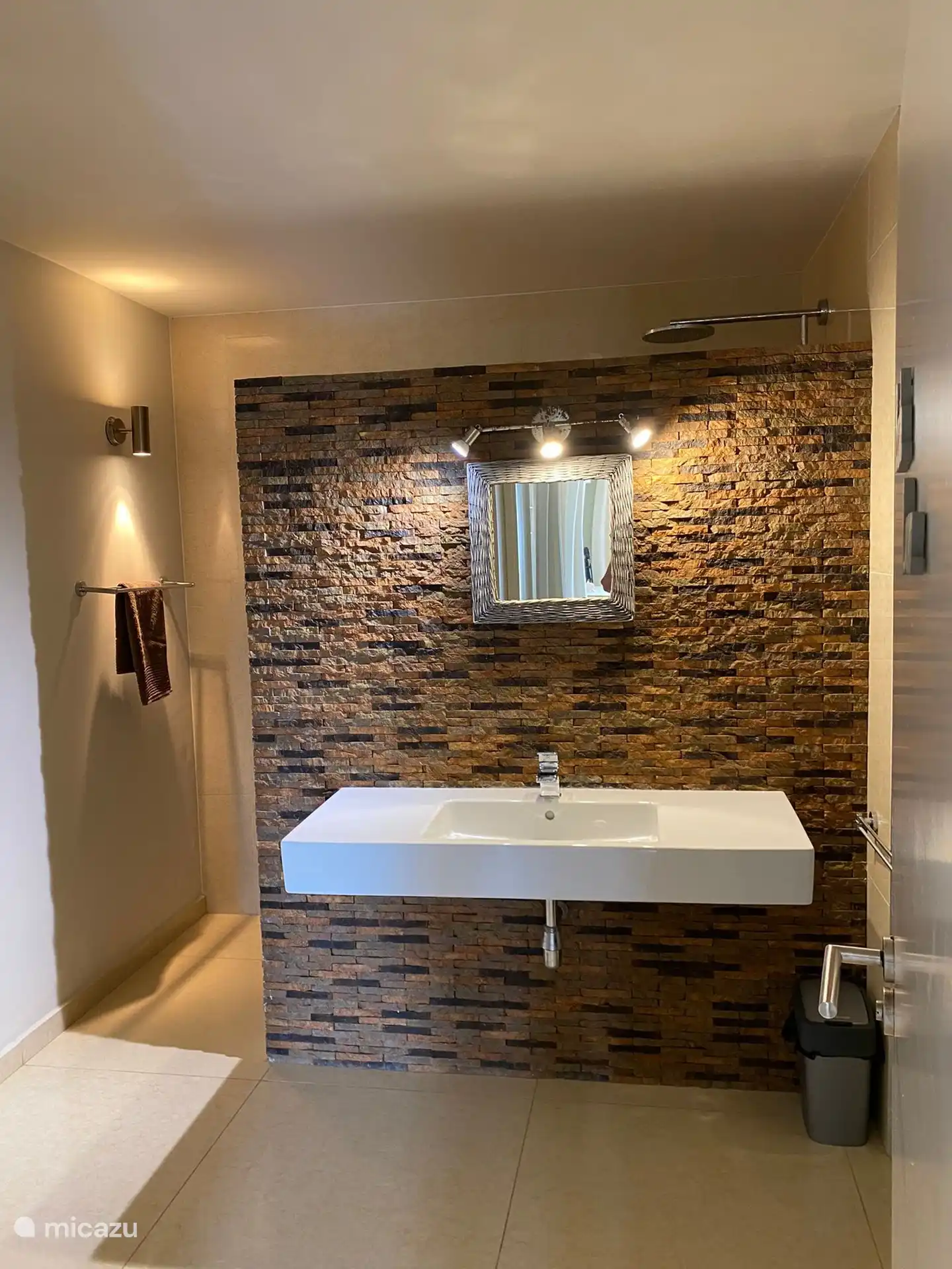 Badkamer van slaapkamer. 