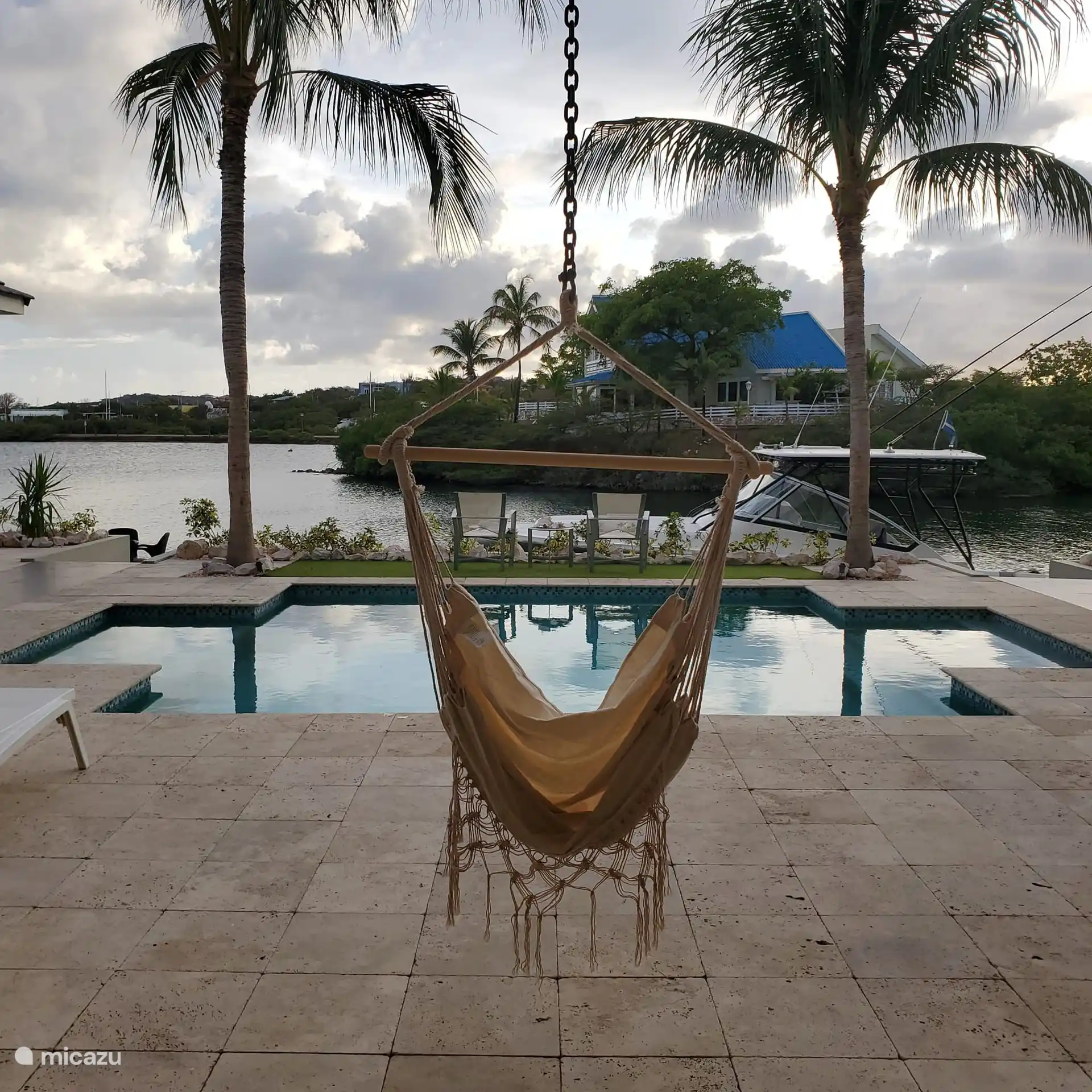 Uitkijk over het zwembad en spaanse water