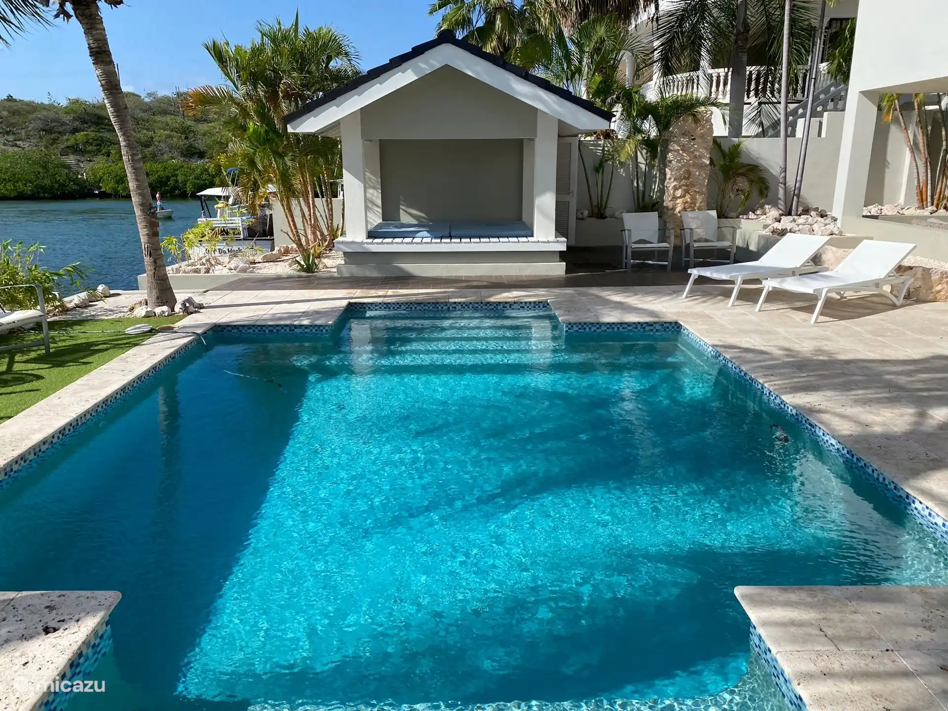 zwembad gefotografeerd vanuit het zitgedeelte.