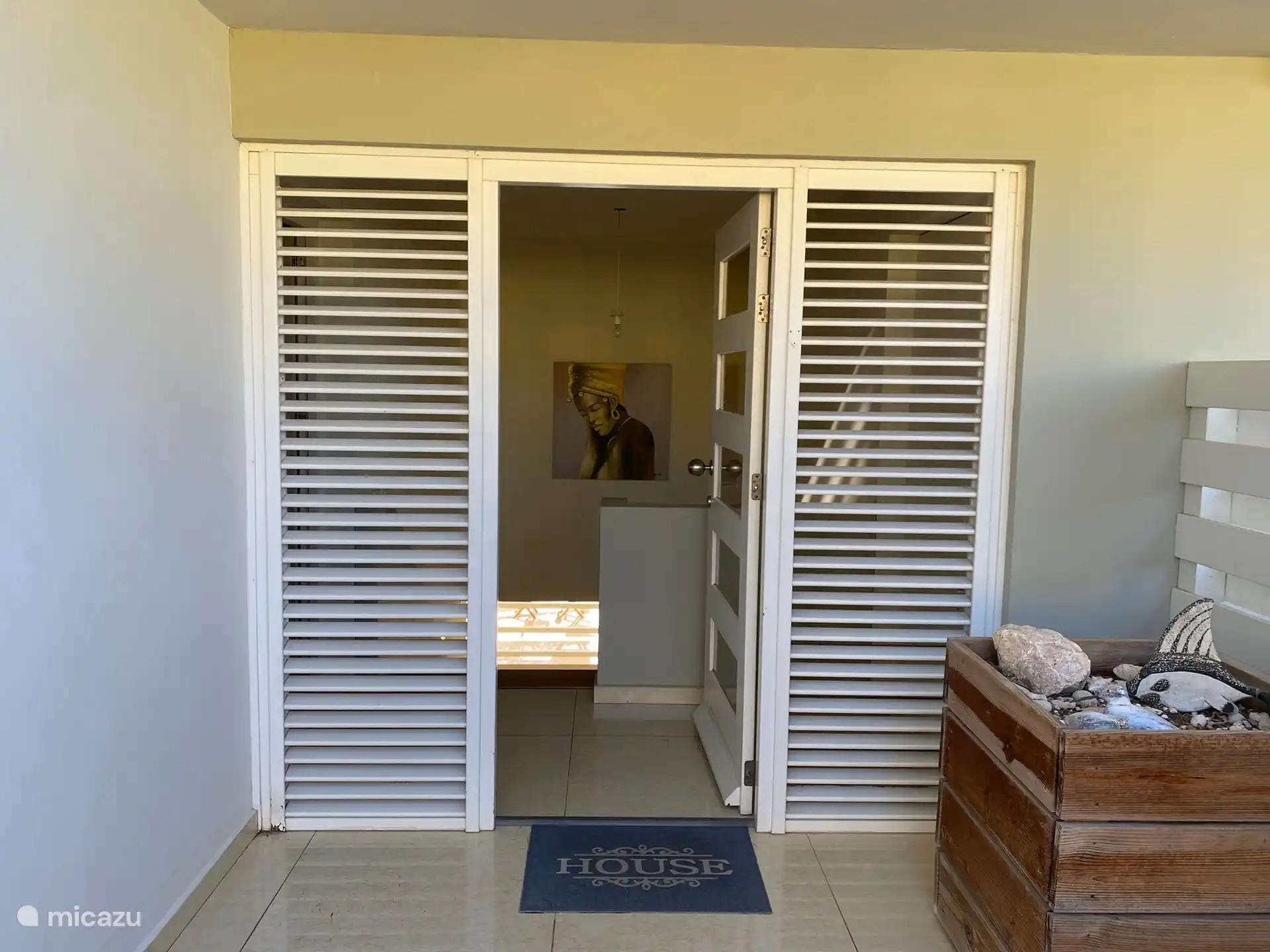 Voordeur, van hieruit loopt u naar onderen de villa in. 