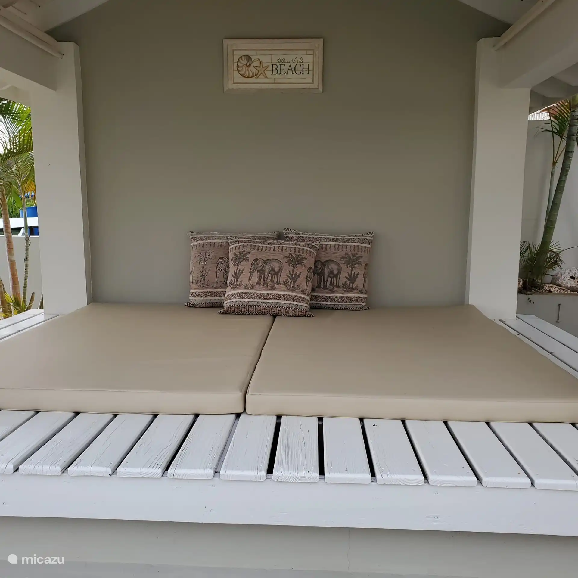 Heerlijk loungebed, van hieruit heeft u zicht op het zwembad en spaanse water. 