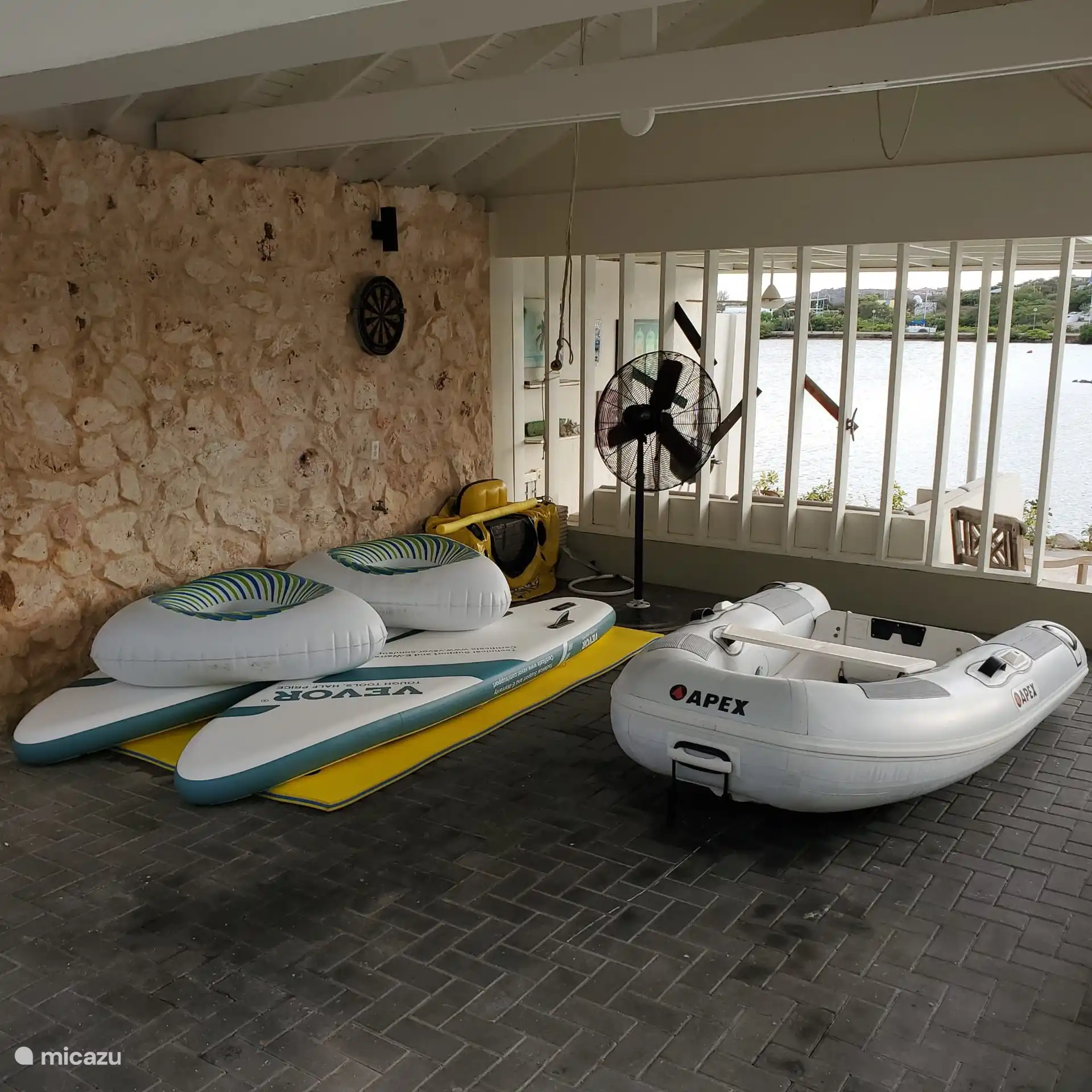 Paddelboards en diverse andere floaty's kunt u onbeperkt gebruiken.