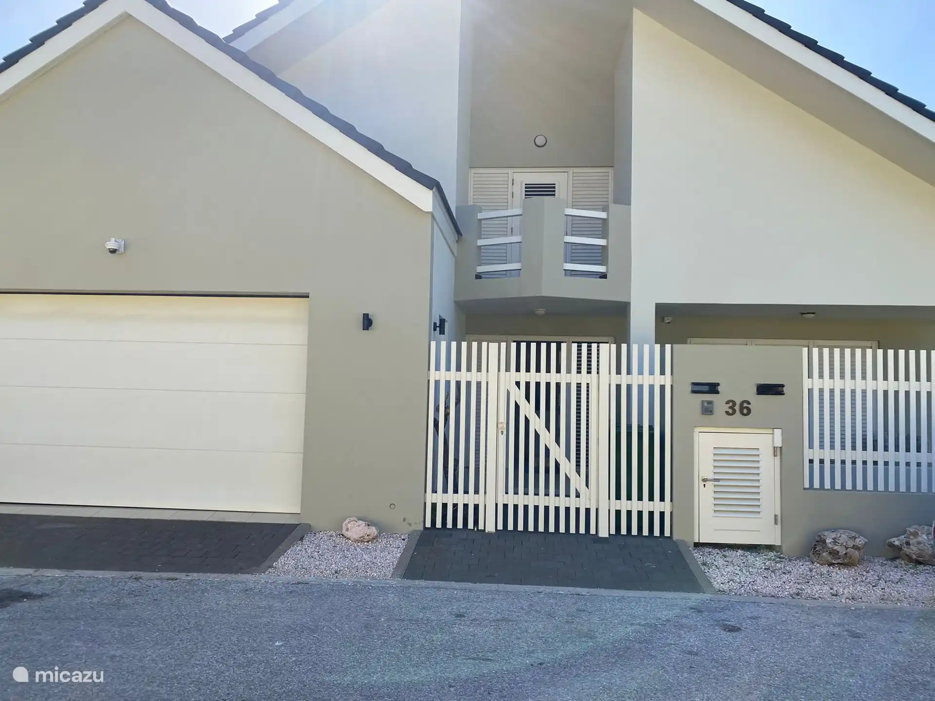 Ingang vanuit de straat.