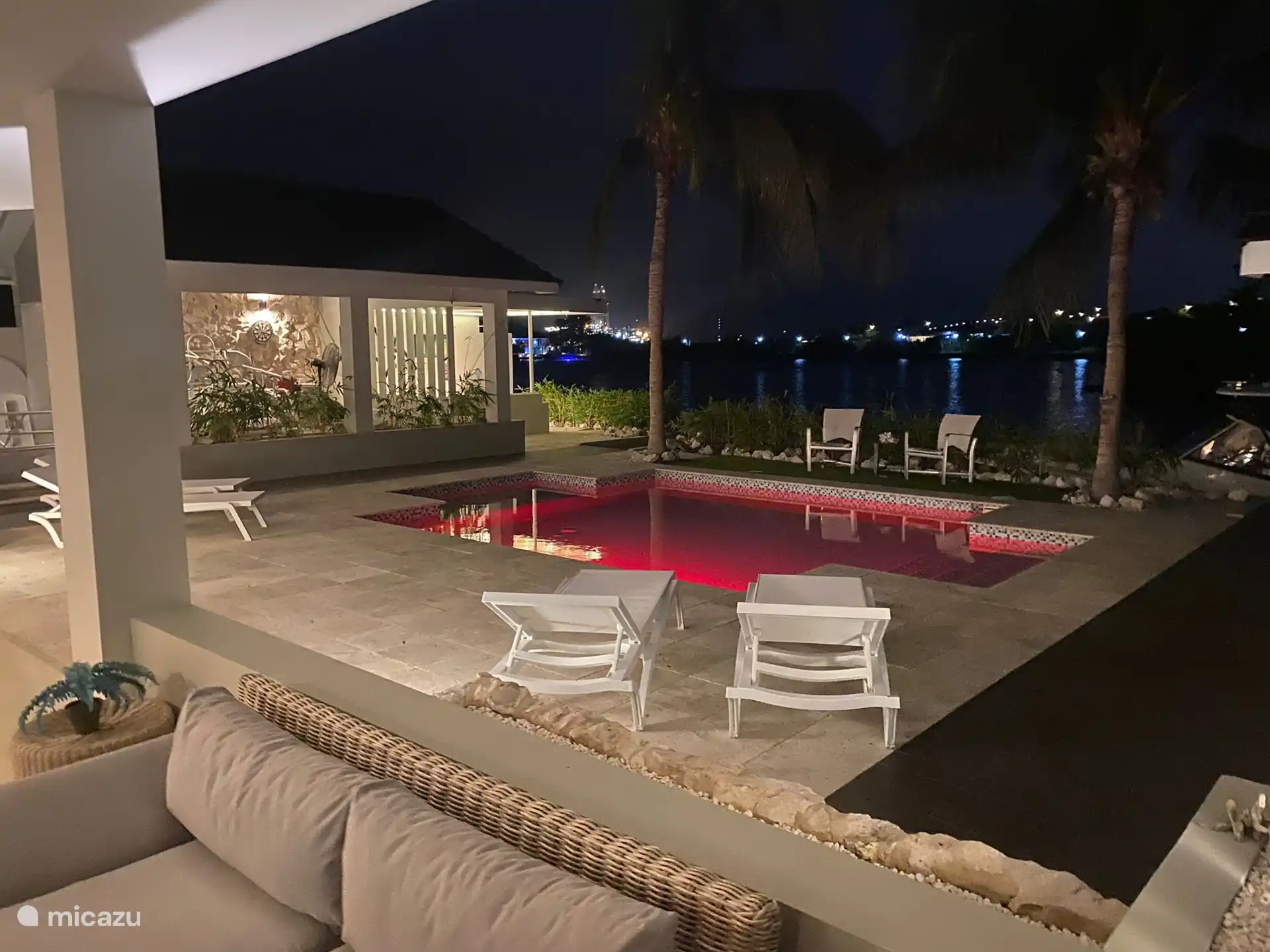 Verlichting zwembad is van kleur te veranderen.