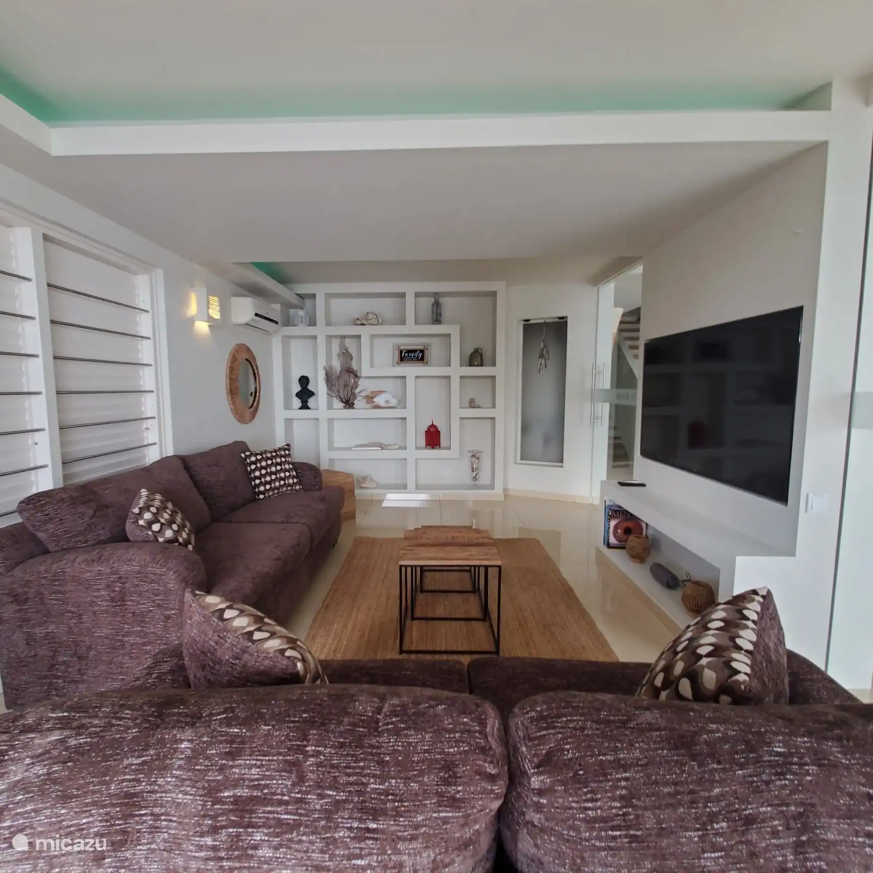 TV kamer met een 2 en 3 zits bank, airco en 65 flatscreen televisie.