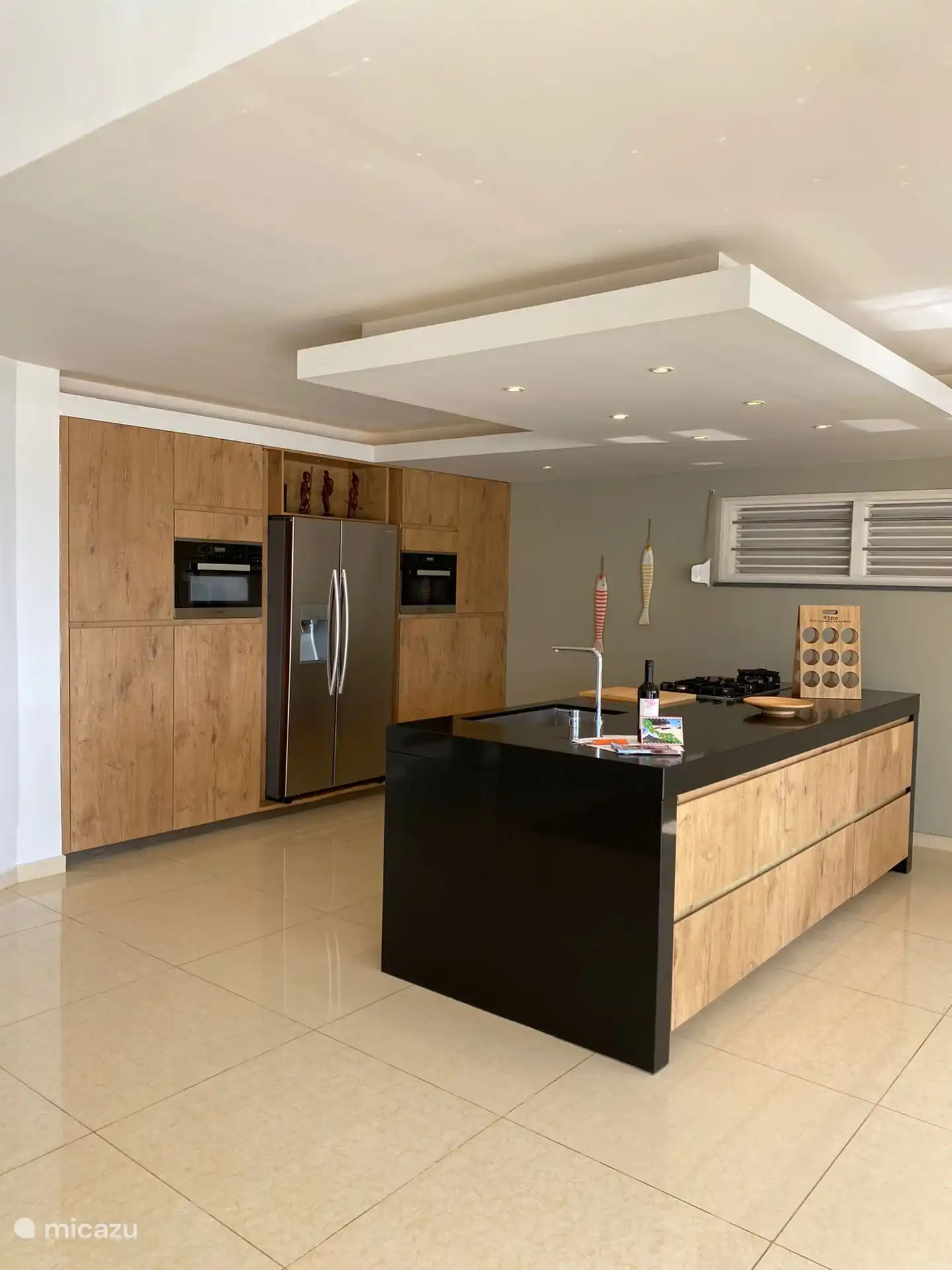 Moderne keuken met amerikaanse koelkast, borden en bestek.