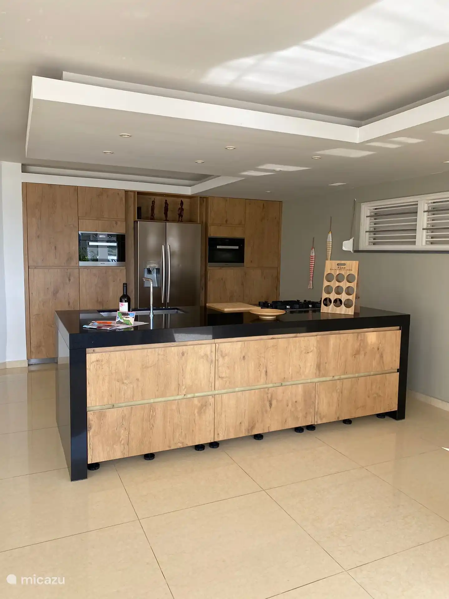 Moderne keuken met inbouwappartuur.