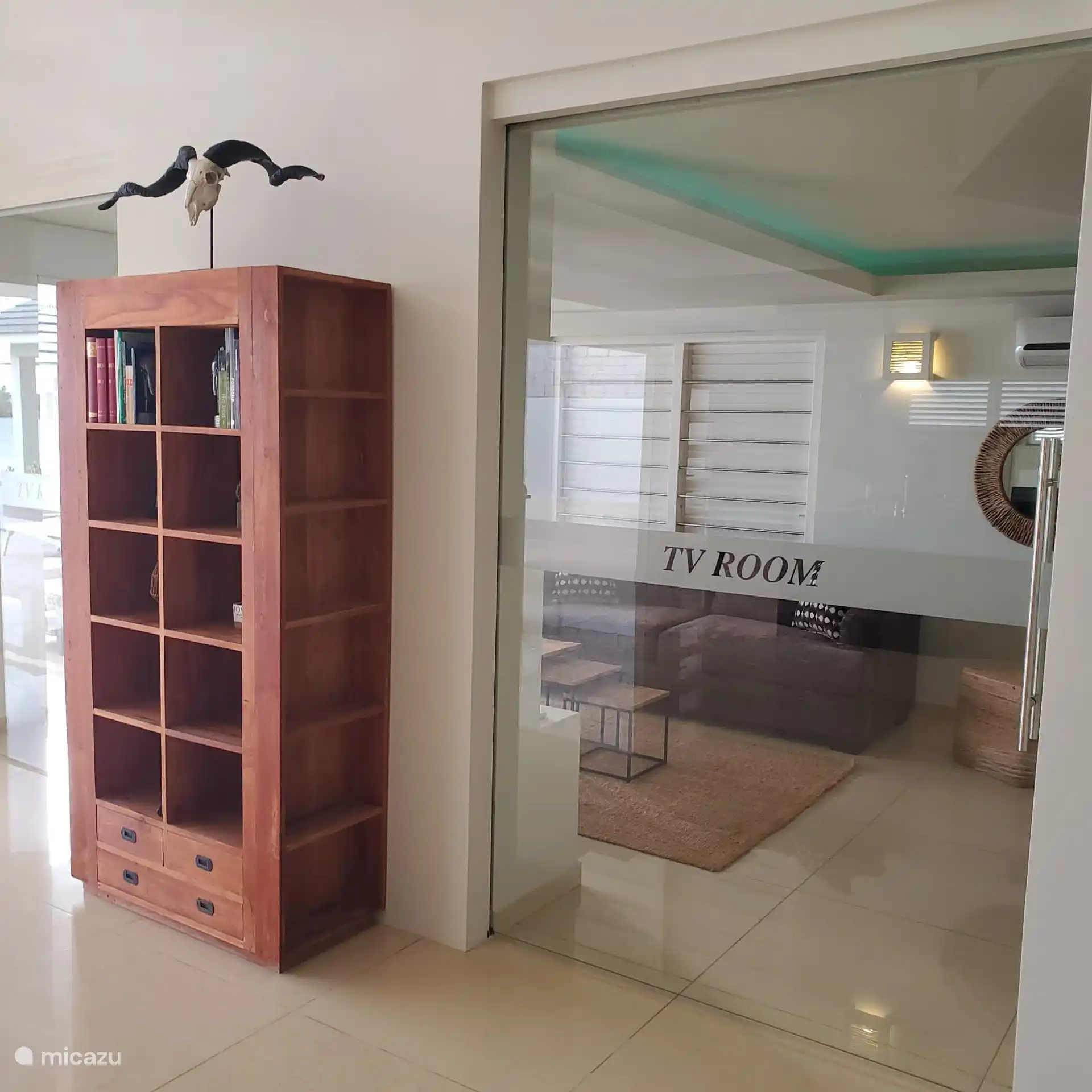 ingang dmv glazen schuifdeur naar TV hoek