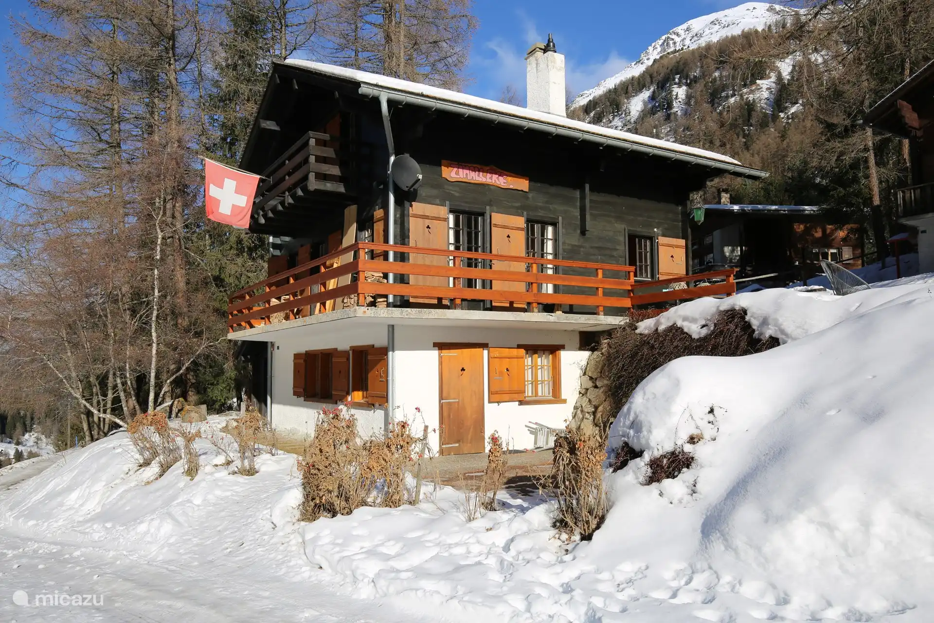 chalet consisting of two parts