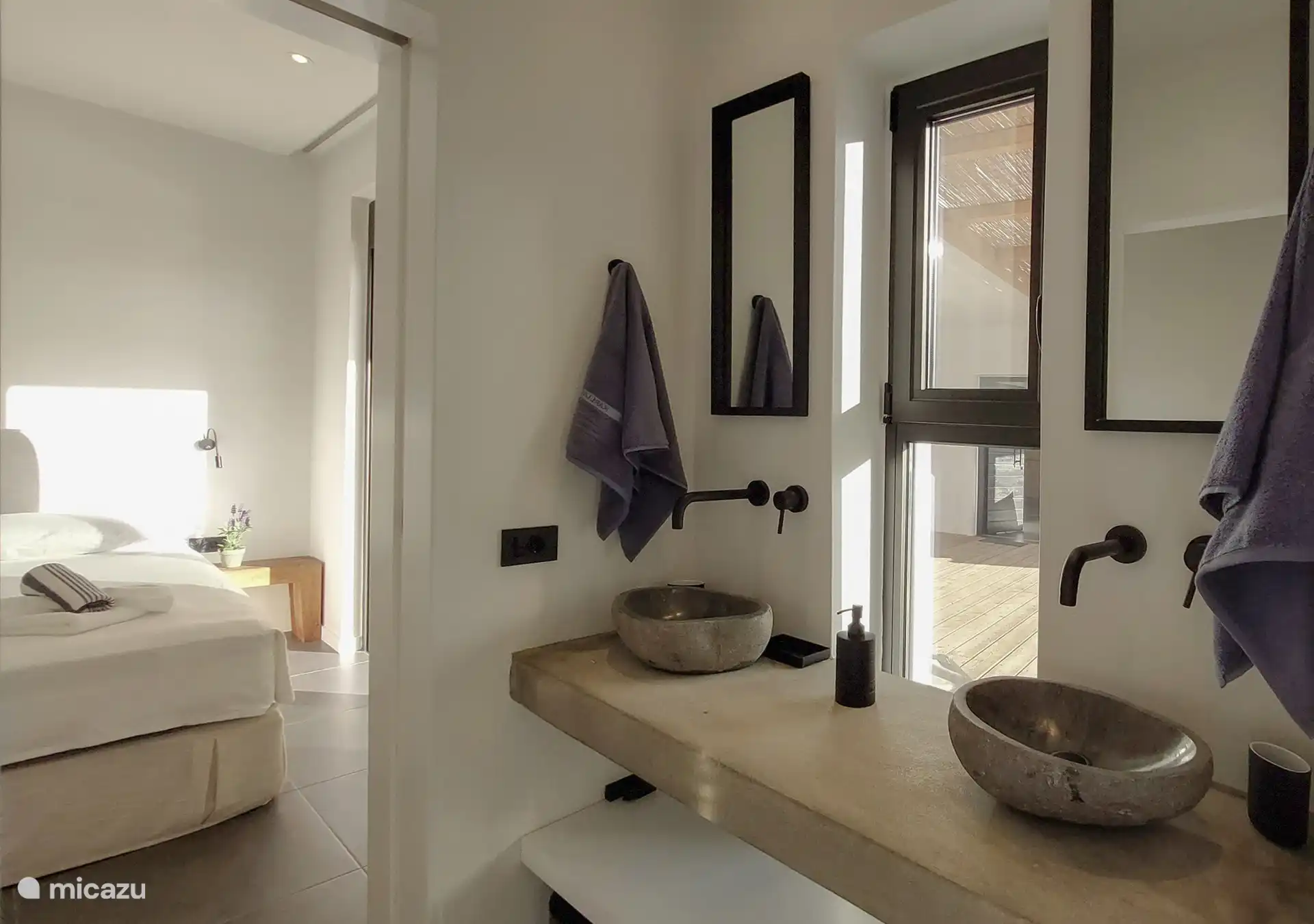 Shared bathroom for guestrooms